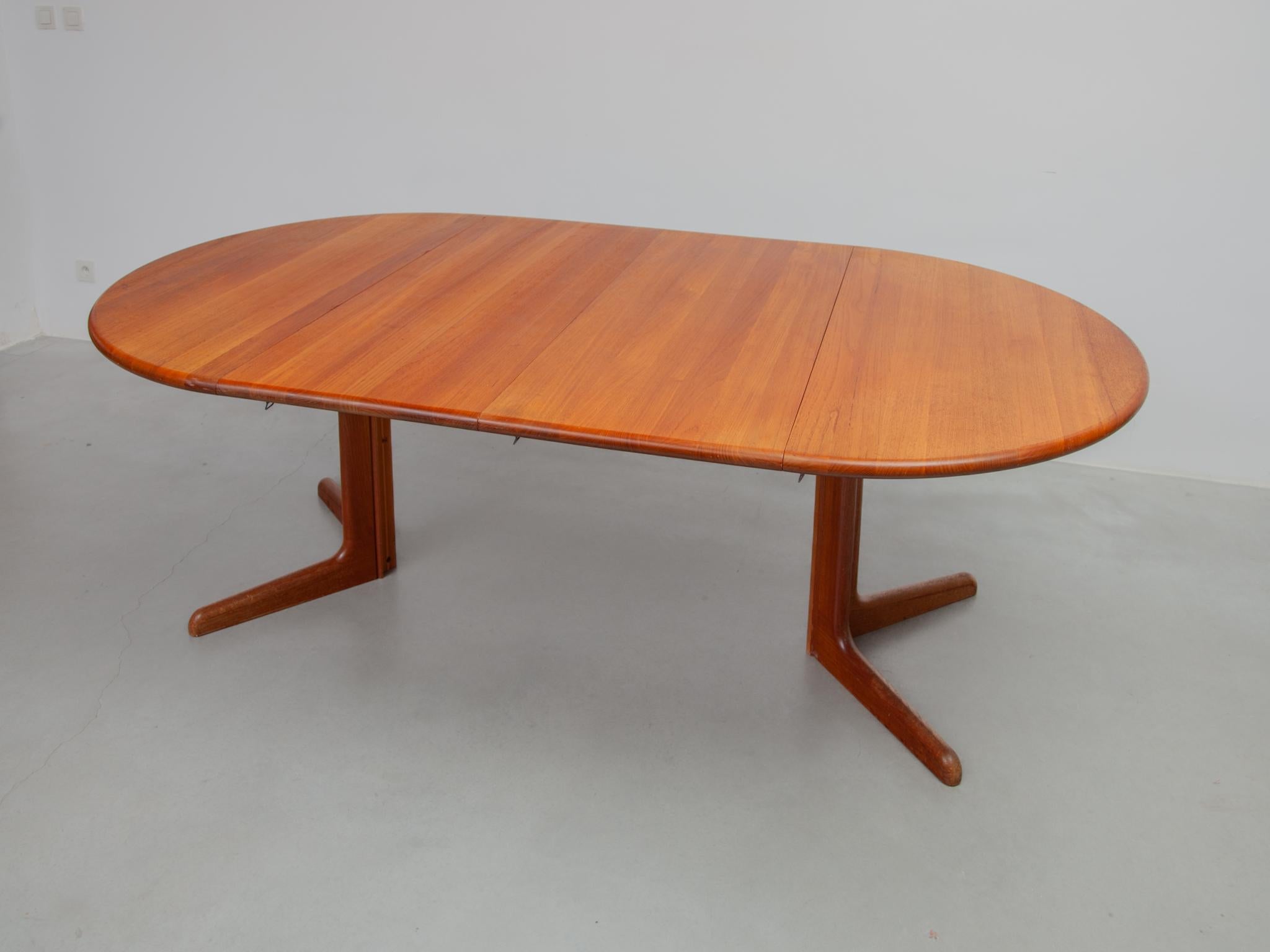 1970s Gudme Round with two extensions Extendable in Oval Dining Table Solid Teak In Good Condition For Sale In Antwerp, BE