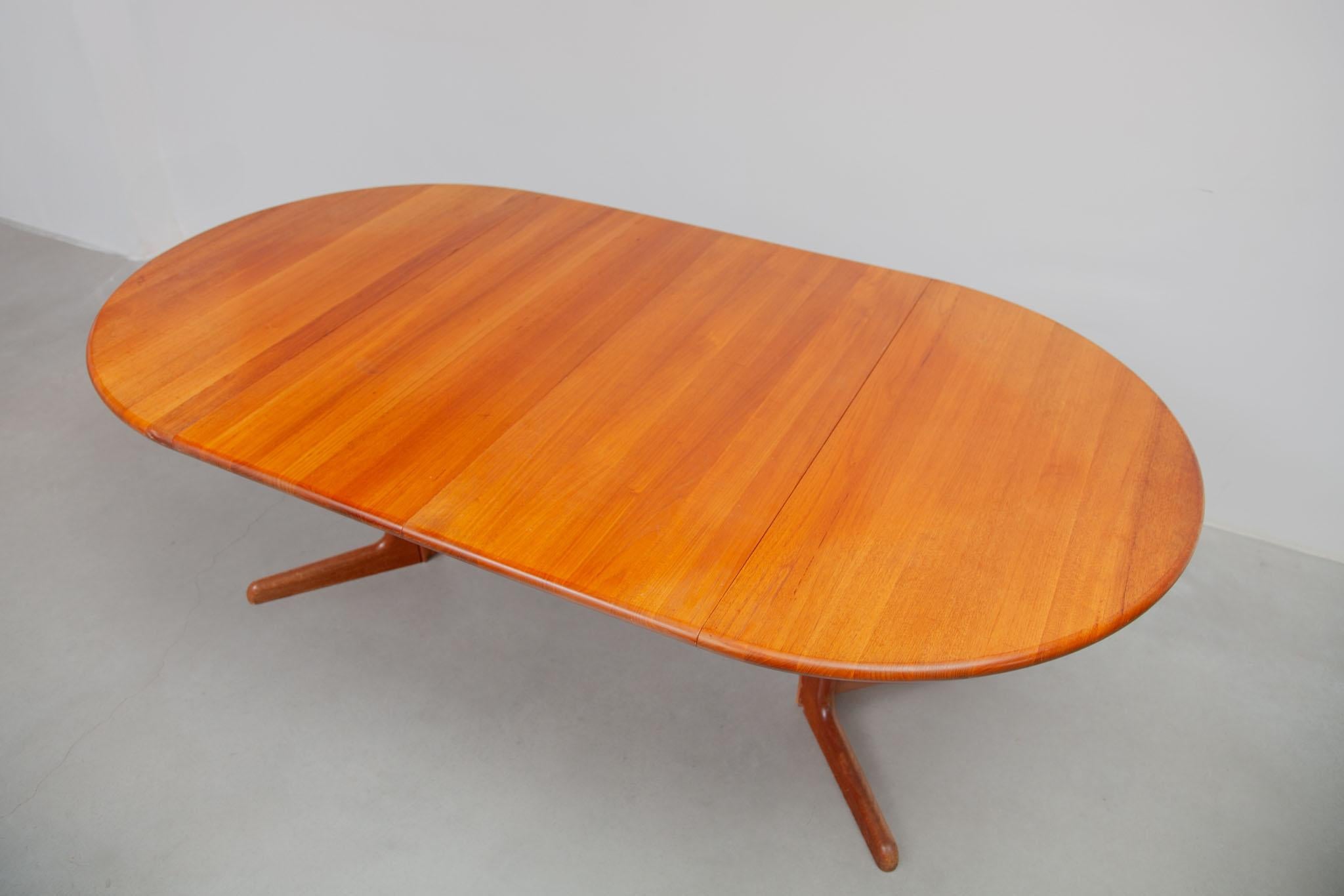 1970s Gudme Round with two extensions Extendable in Oval Dining Table Solid Teak 2