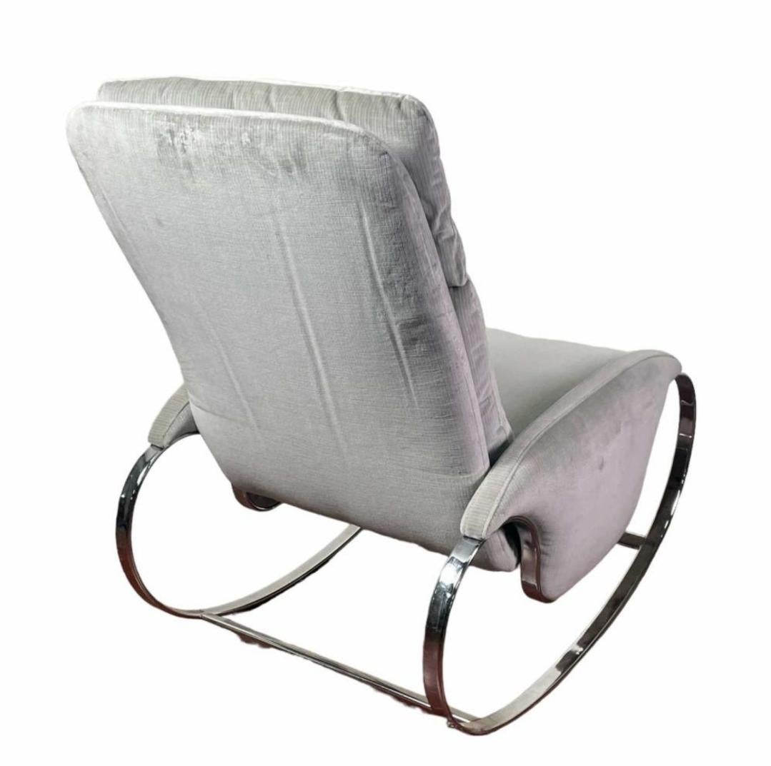 Eine schlanke Mid-Century Modern Curved Chrome Frame Schaukelstuhl gepolstert in der ursprünglichen Chenille. 
Ein wahnsinnig bequemer und entspannender Stuhl.
Klassisches Aussehen.
Passt zu vielen verschiedenen Stilen. 
Die Polsterung sieht aus,