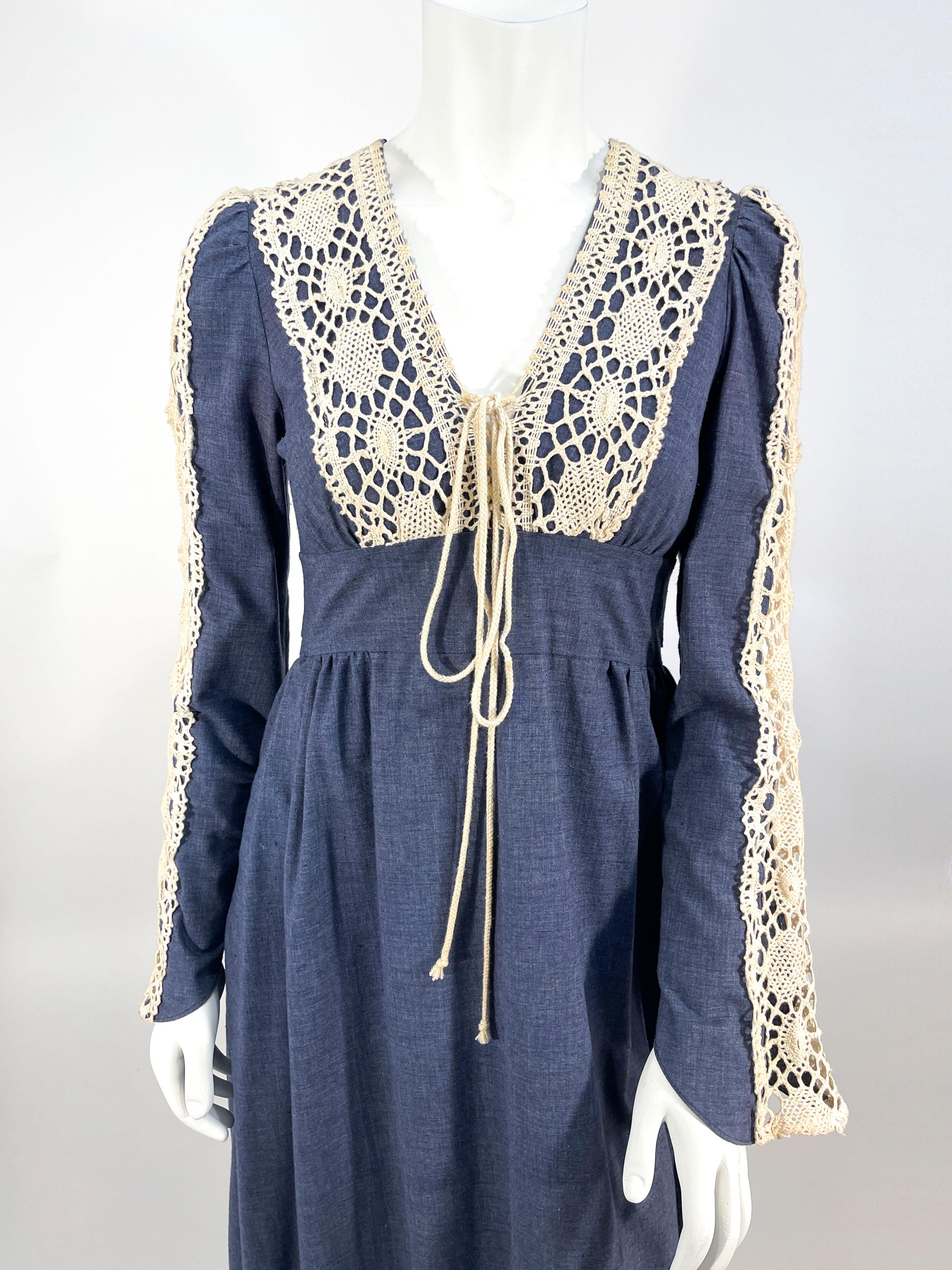 Präriekleid aus Baumwoll-Denim von GUNNE Sax aus den 1970er Jahren mit weißem Häkelbesatz an den langen Ärmeln, gebundenem Halsausschnitt und breitem Rüschensaum. Das Mieder ist mit einem aufgesetzten Taillenband versehen, das die Taille einschnürt