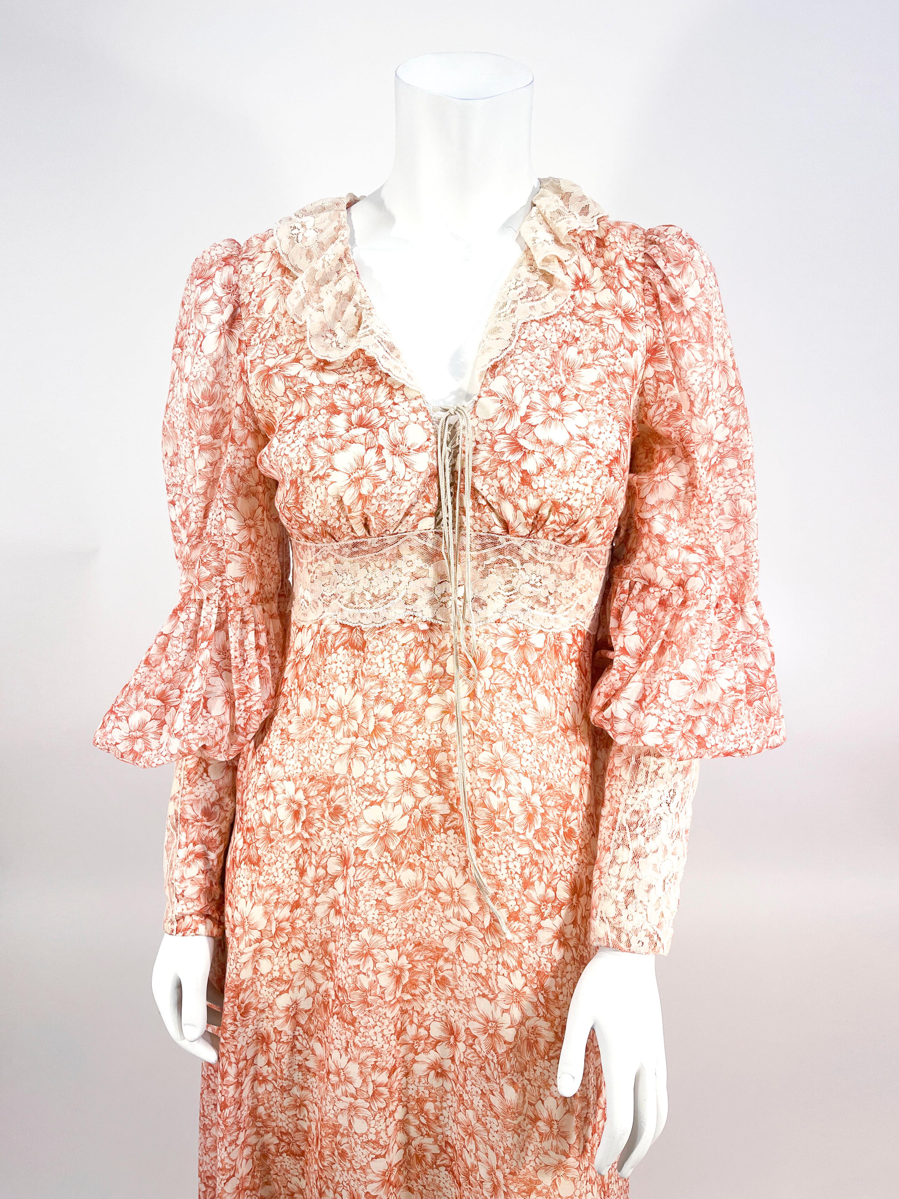 gunne Sax des années 1970 Robe de jour de style prairie, imprimée de fleurs, de couleur rouille, faite d'un voile de coton fin. Les manches d'évêque complètes ont un large poignet à fermeture éclair terminé par de la dentelle. La jupe pleine