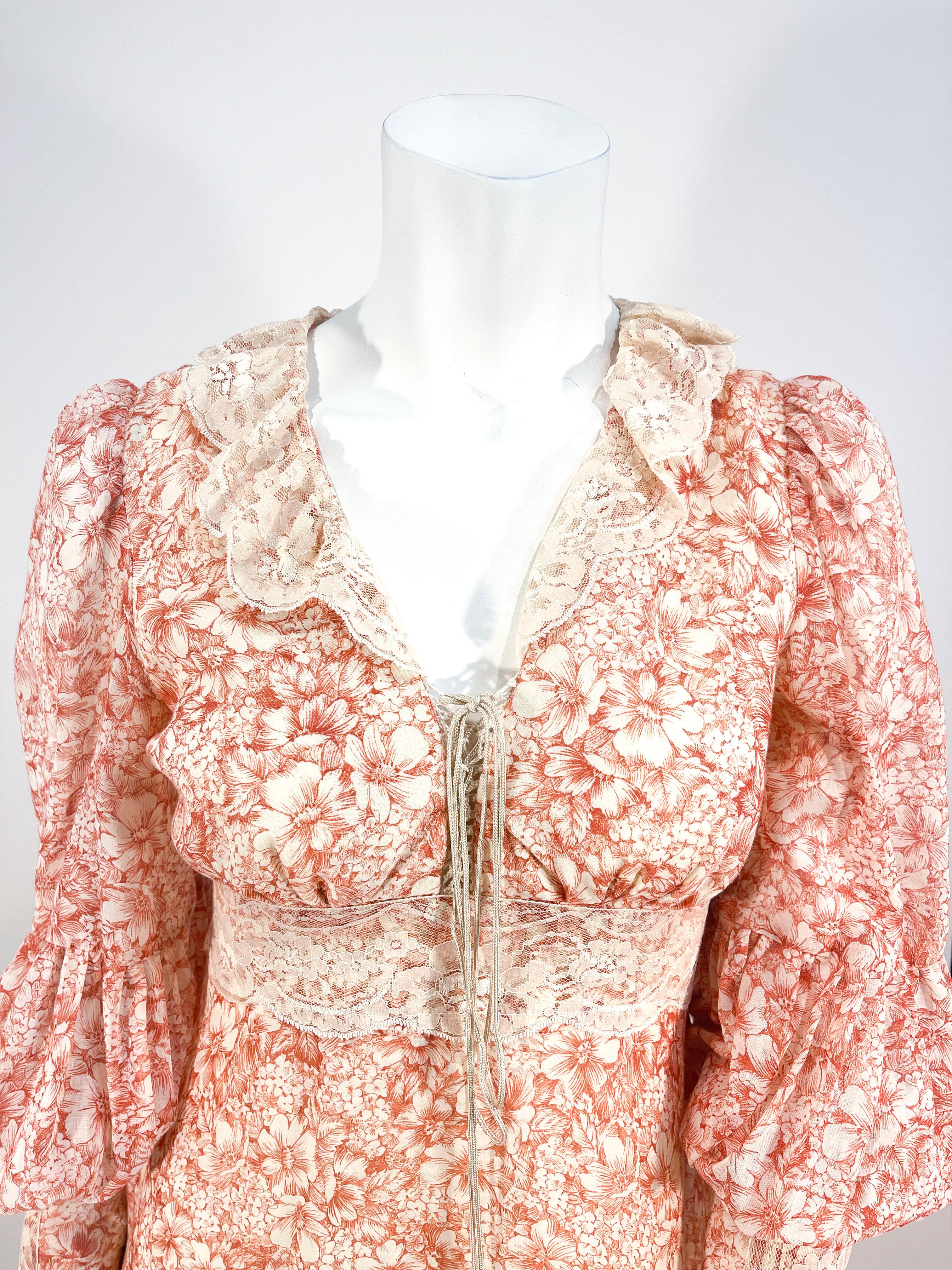 Beige Gunne Sax - Robe de jour en coton imprimé à fleurs des années 1970 en vente