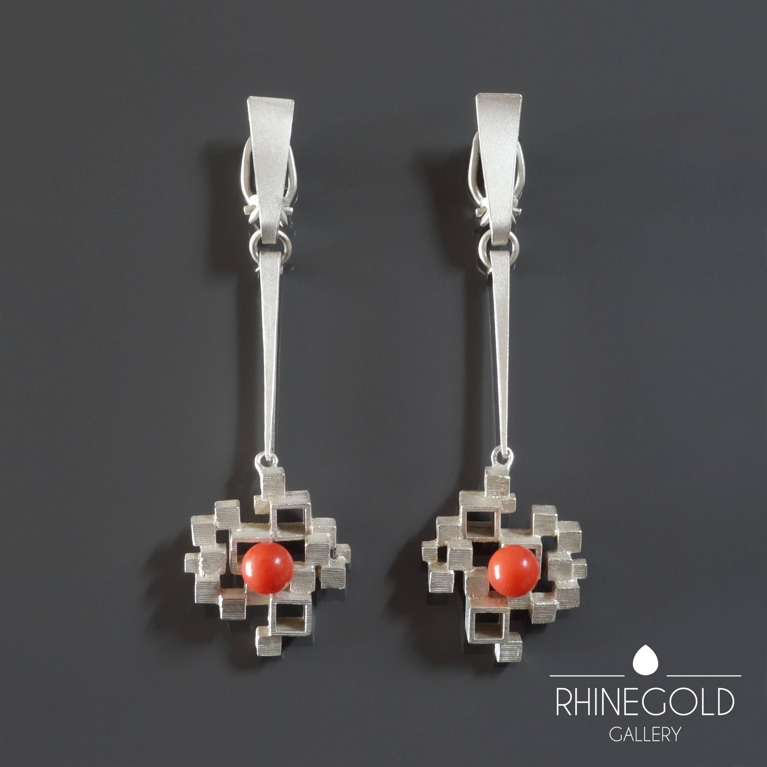 1970s Gunthner Modernist Coral Sterling Silver Clip-On Earrings In Excellent Condition In Dusseldorf, NRW