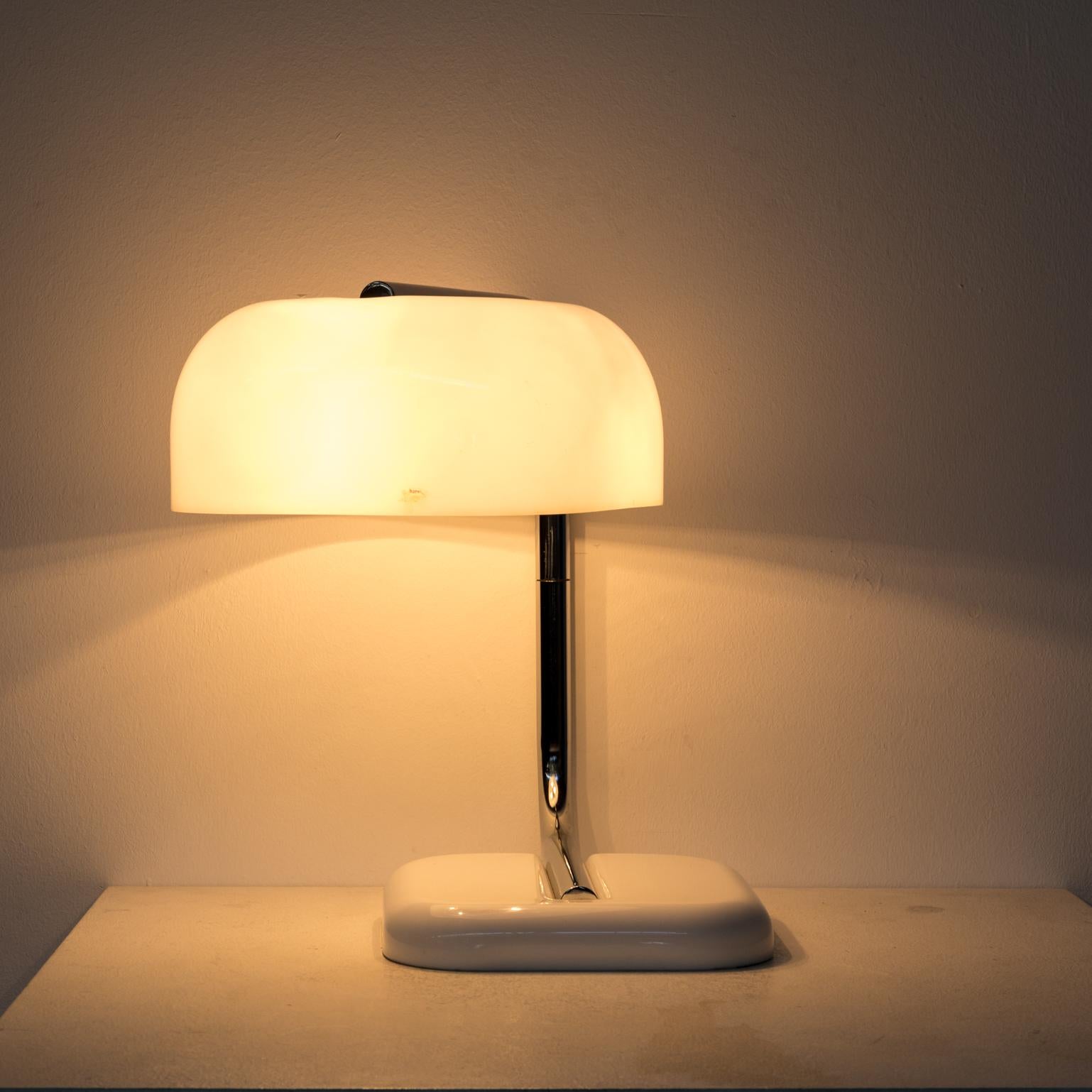 1970s Guzinni square and turnable table lamp. Good and working condition consistent with age and use.