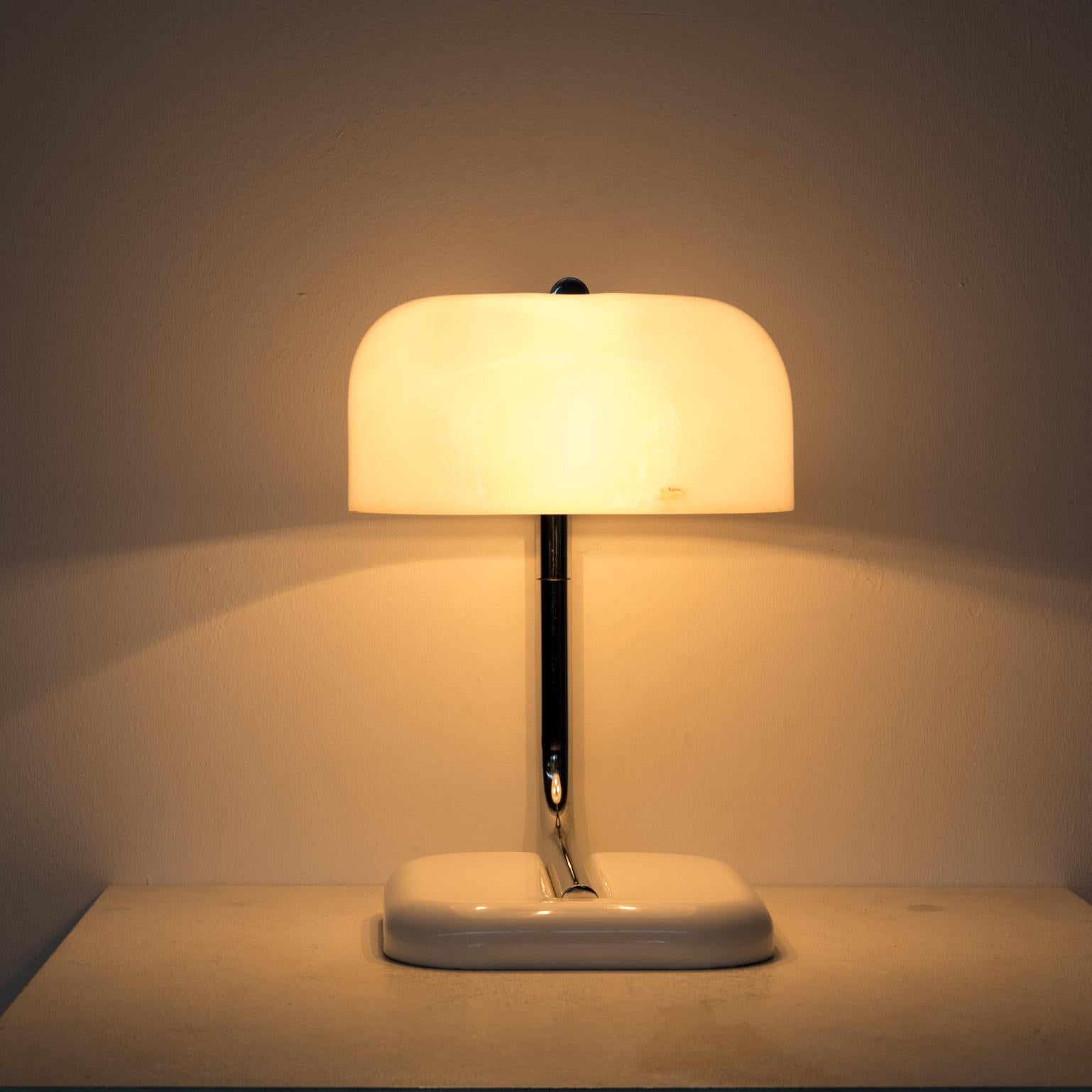 Italian 1970s Guzinni Square and Turnable Table Lamp For Sale