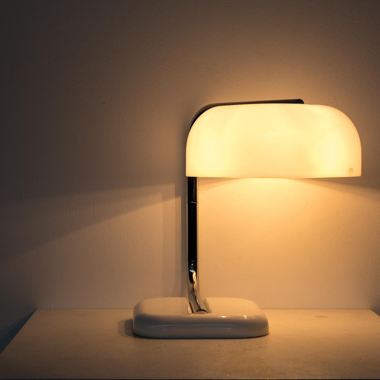 1970s Guzinni Square and Turnable Table Lamp In Good Condition For Sale In Amstelveen, Noord