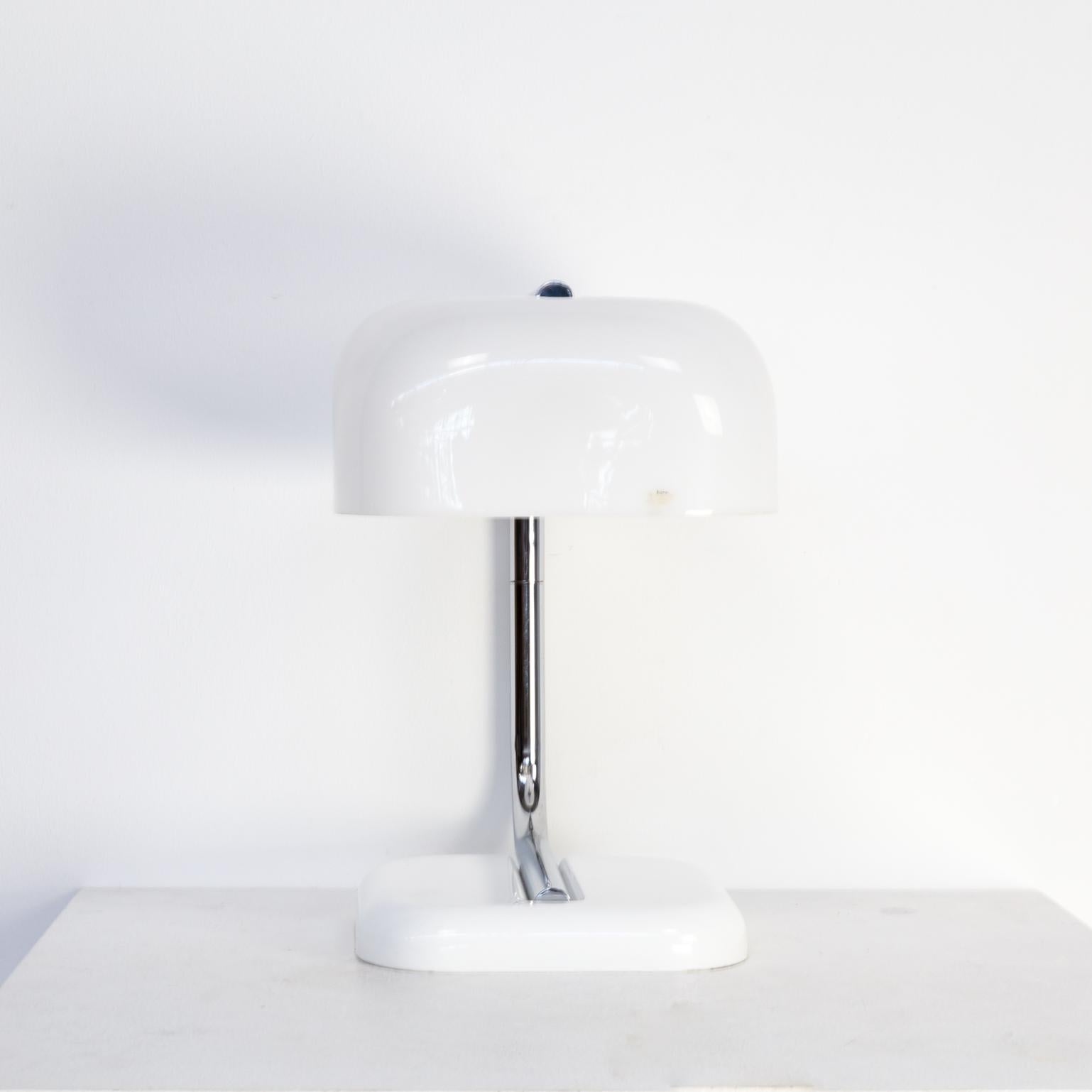 Metal 1970s Guzinni Square and Turnable Table Lamp For Sale