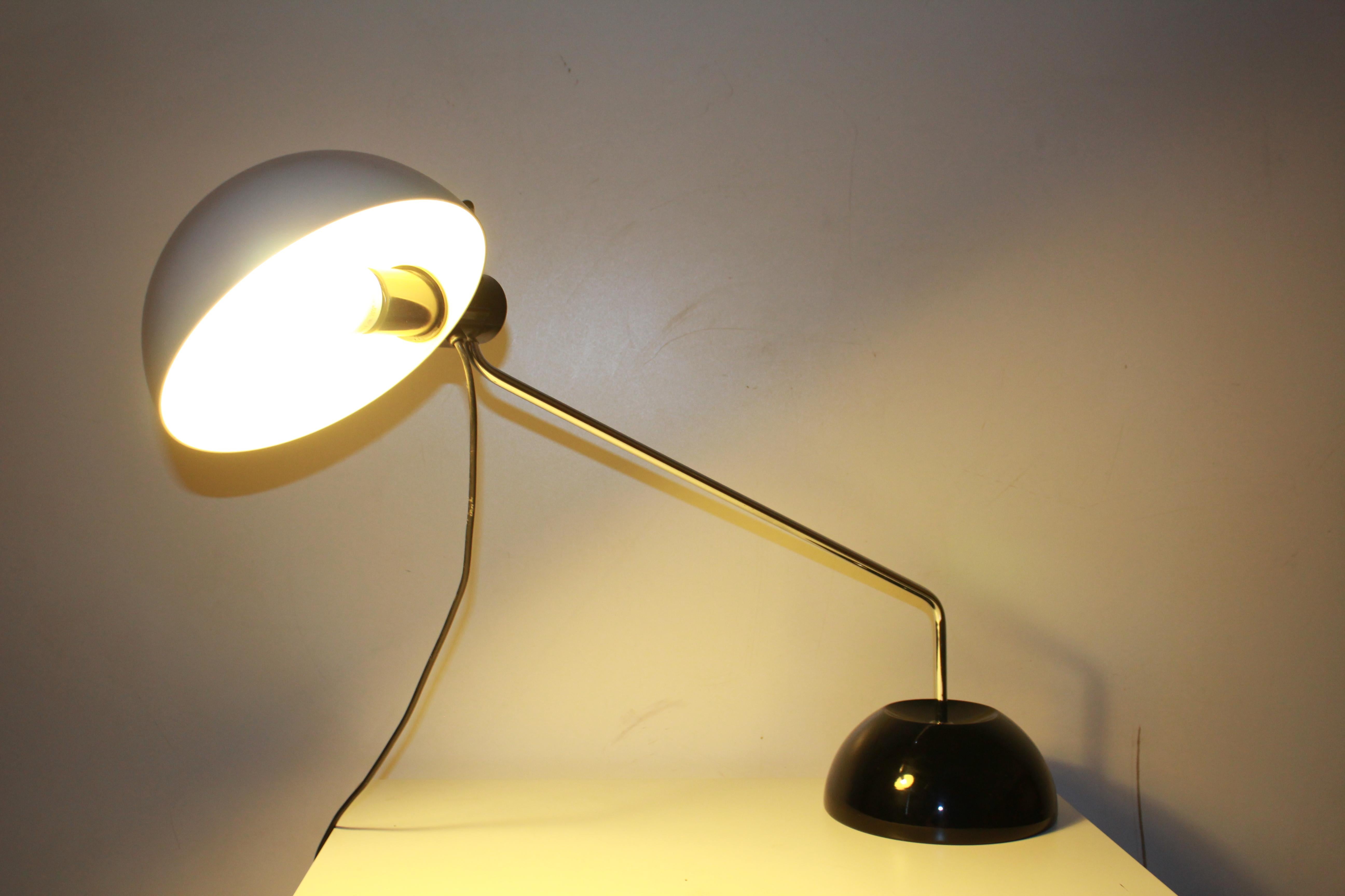Vintage flexible table lamp, Harvey Guzzini, Italy 1970s In Good Condition For Sale In Ceglie Messapica, IT
