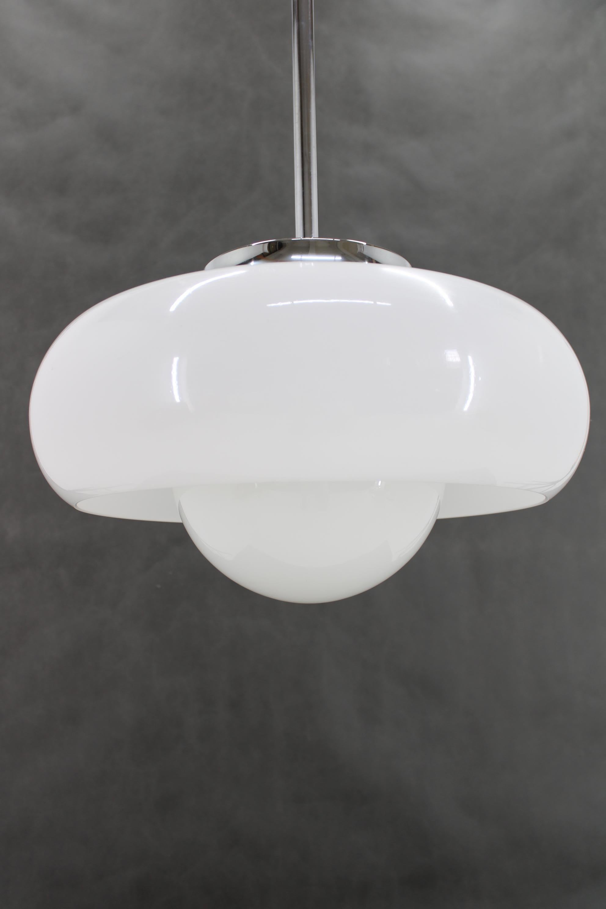 Lampada a sospensione Guzzini degli anni '70, Italia In condizioni buone in vendita a Praha, CZ