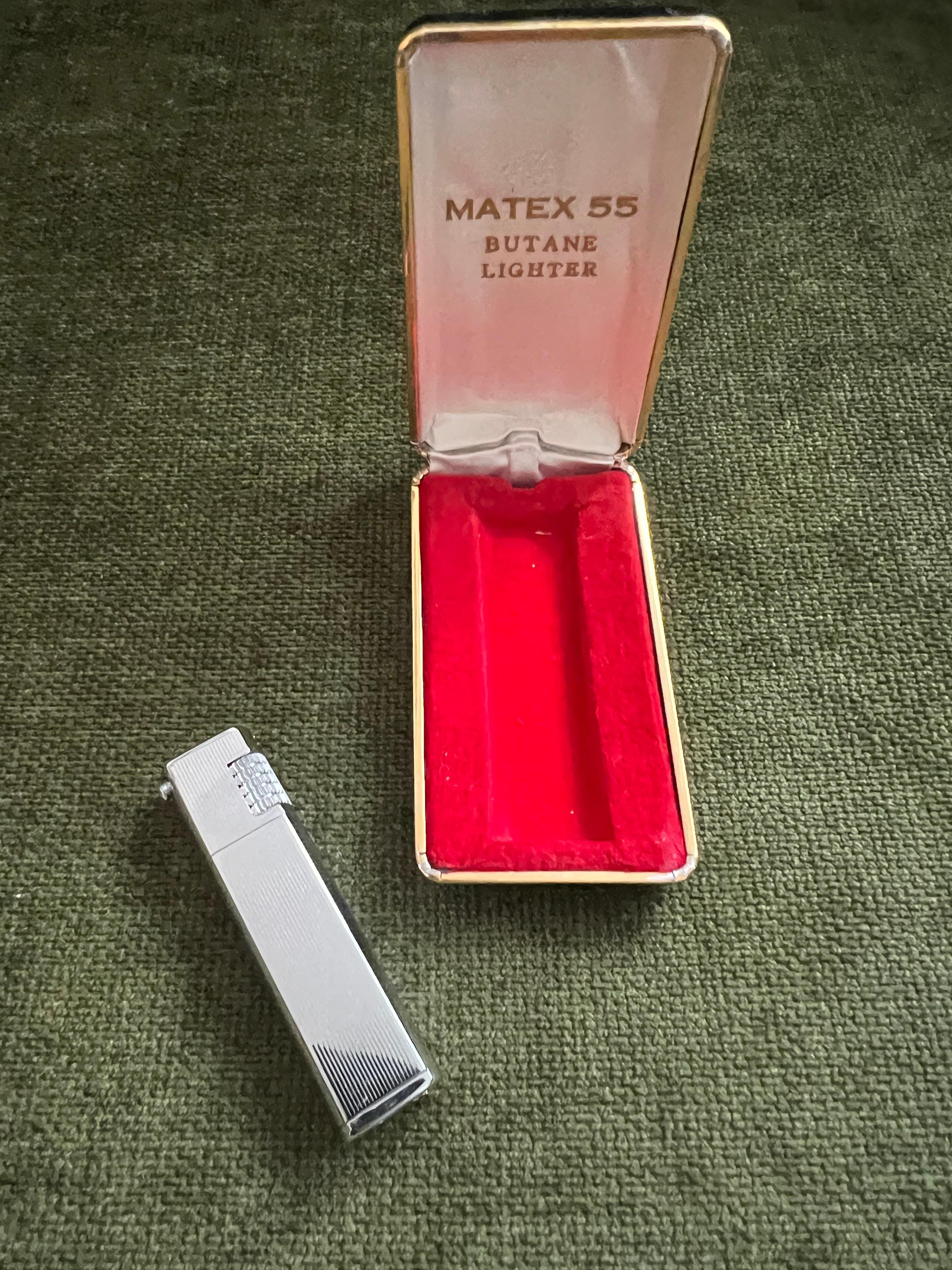 Briquet Hadson Matex 55 Butane Vintage avec boîte d'origine 
fabriqué au Japon dans les années 70. Briquet de taille moyenne avec un magnifique placage argenté, motif quadrillé sur les deux côtés, briquet en état presque neuf avec sa boîte