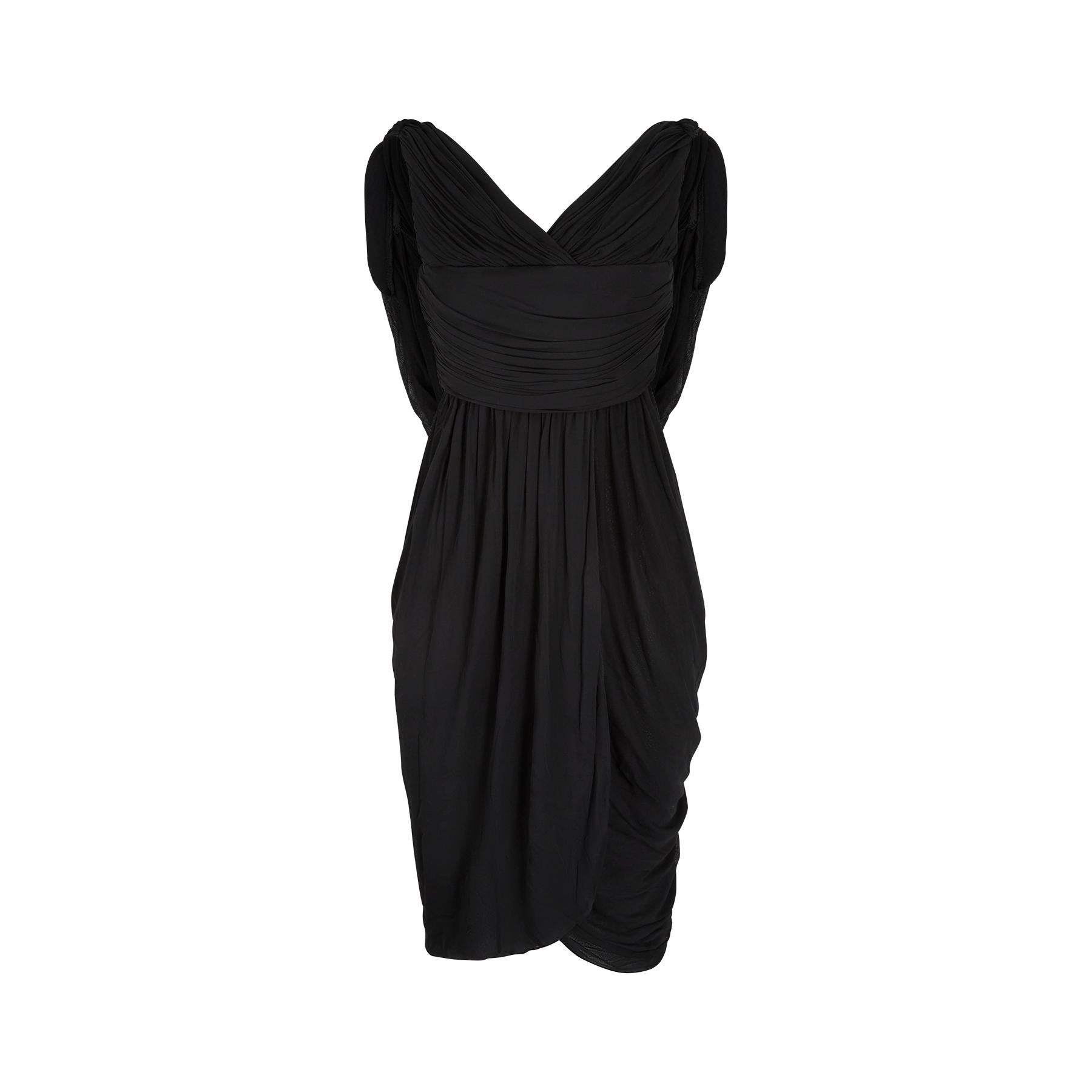 Une robe de déesse Halston black label couture des années 1970 absolument superbe et à collectionner. Halston s'est clairement inspirée d'une époque antérieure et on retrouve ici des éléments de la mode des années 1940 et 1950. Il est impeccablement