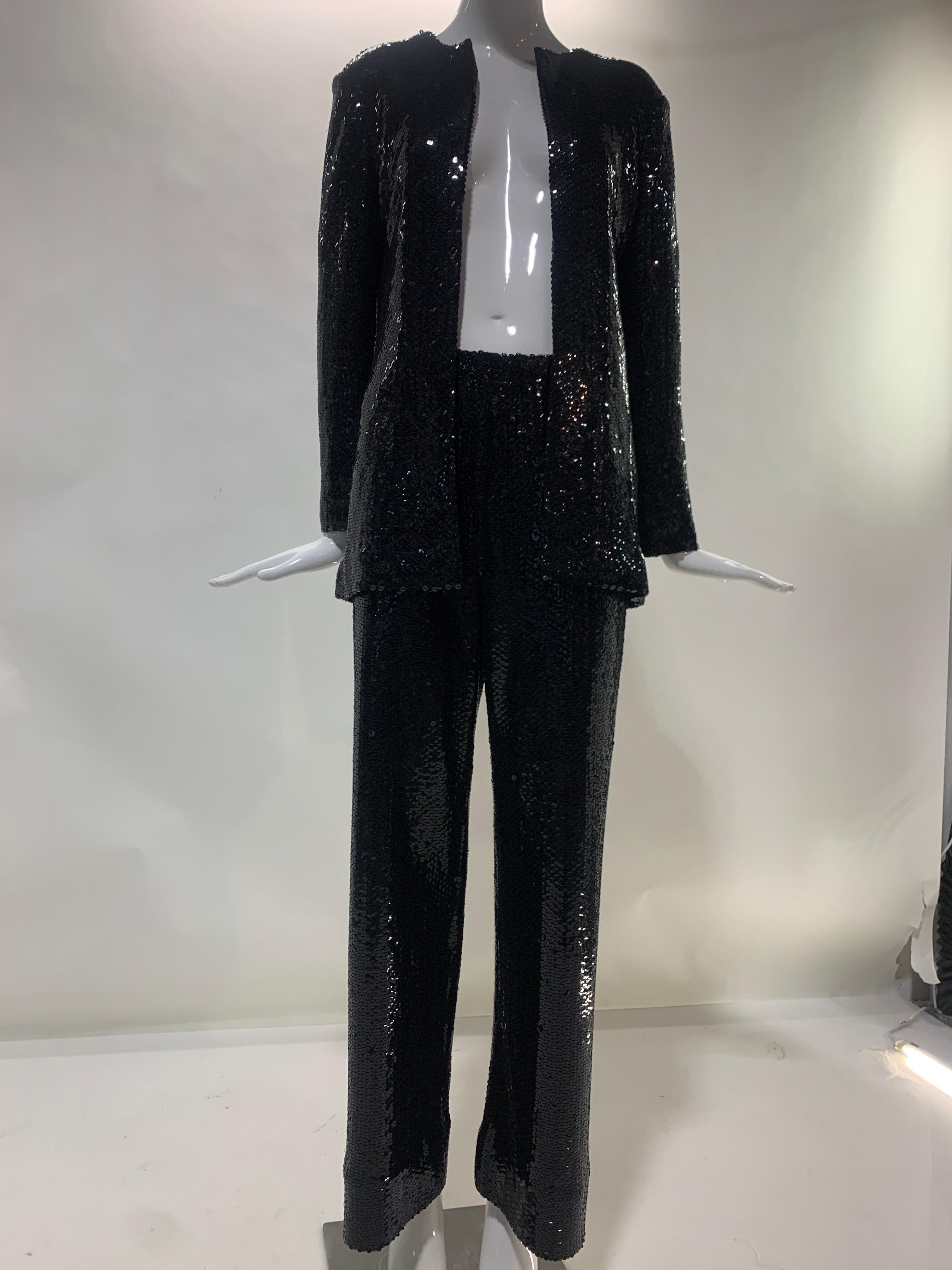 Un fabuleux tailleur pantalon Halston noir à paillettes sur jersey mat, datant des années 1970. Ce look classique Halston a rendu Liza Minnelli célèbre !  Faites votre Glam on !  Neuf, jamais porté. Taille 8. 