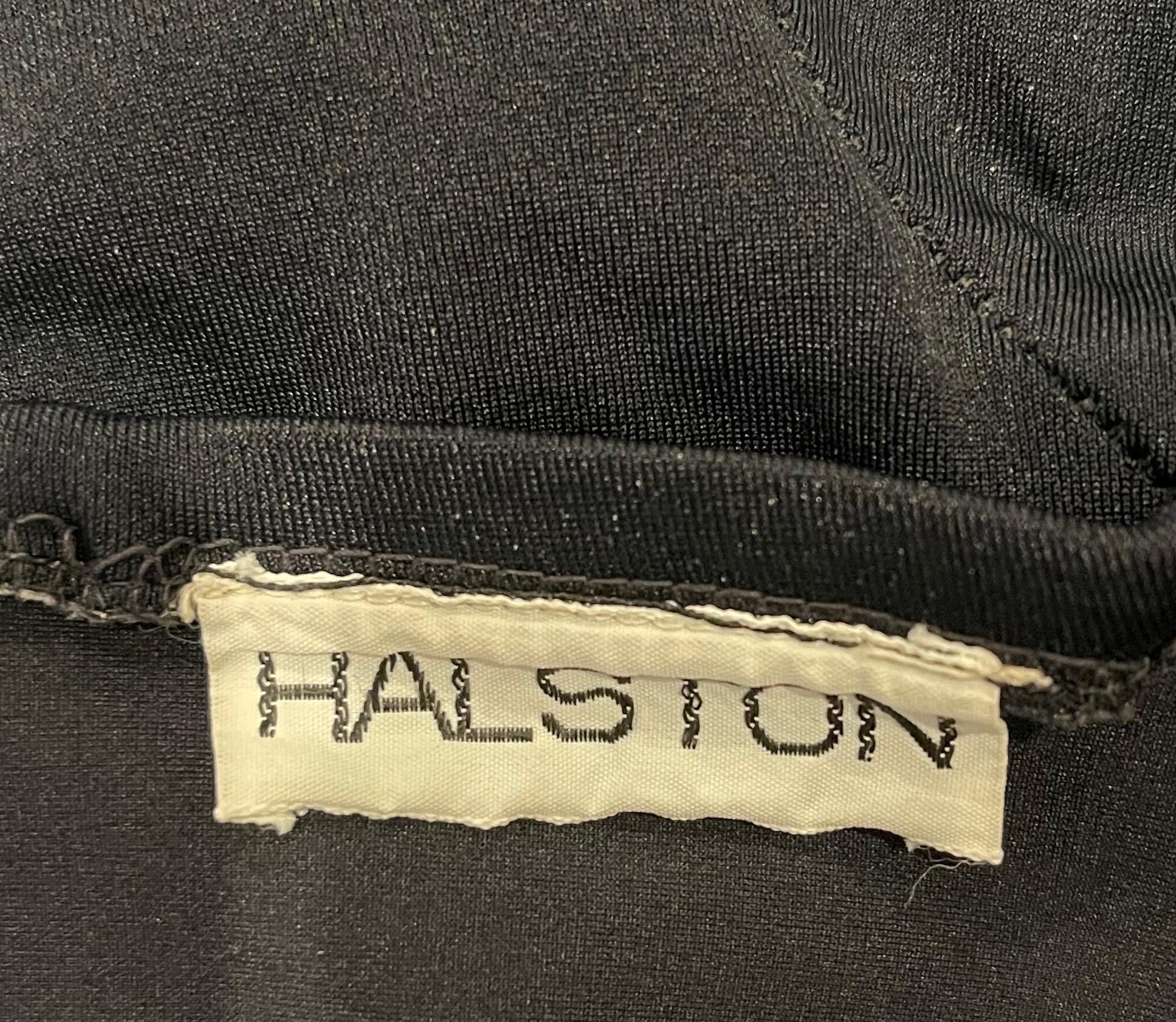 Pièce de musée rare ! Ce maillot de bain une pièce noir sans bretelles HALSTON des années 70 provient d'un modèle original Halstonette qui l'a porté pour une séance photo dans les années 70. Couture complexe qui flatte le corps. Trou de serrure au