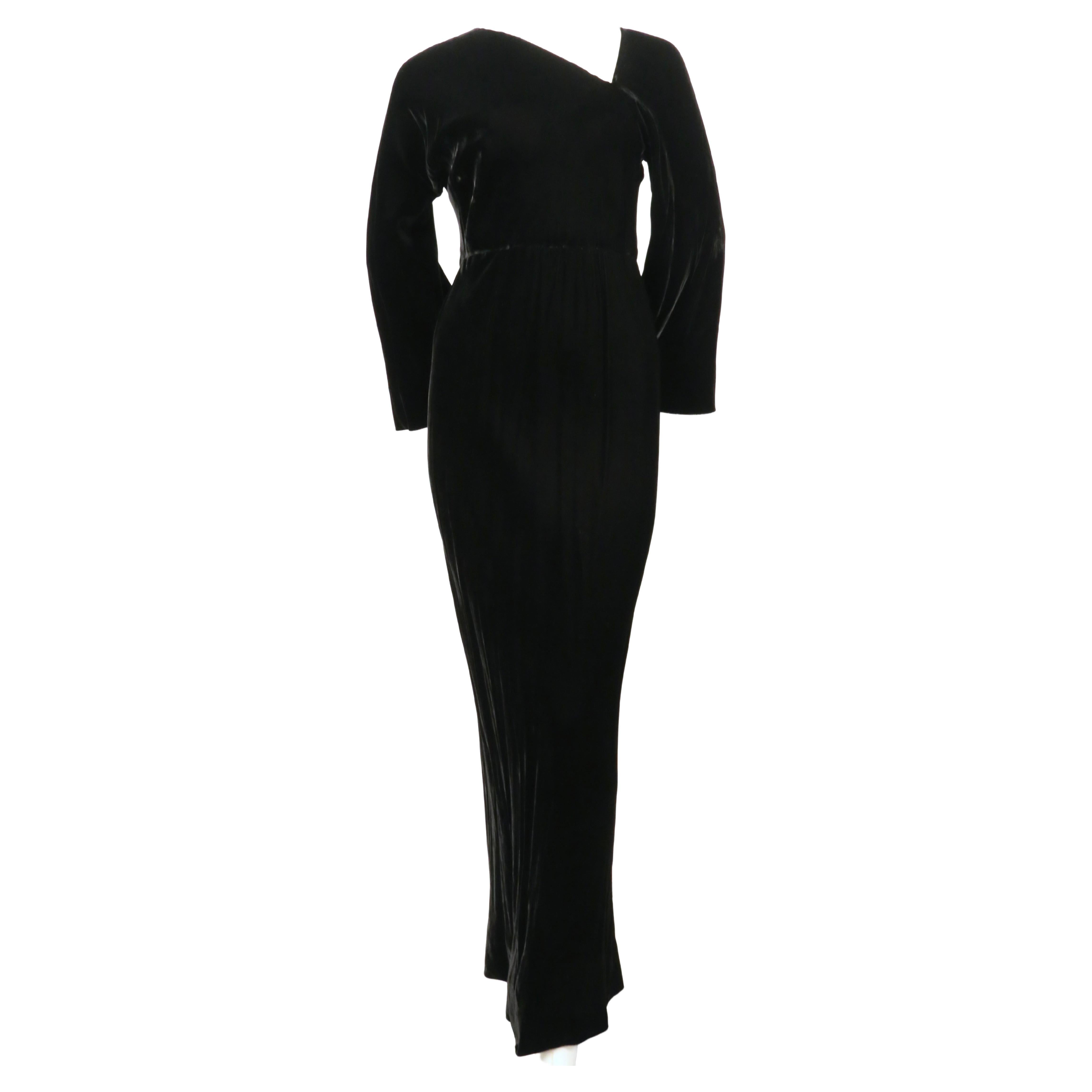 Très rare robe en velours noir de jais, coupée en biais, conçue par Roy Halston Frowick et datant des années 1970. Labellisée taille 4. La robe convient de préférence à une taille 2 à 6. Mesures approximatives (sans étirement) : buste 32
