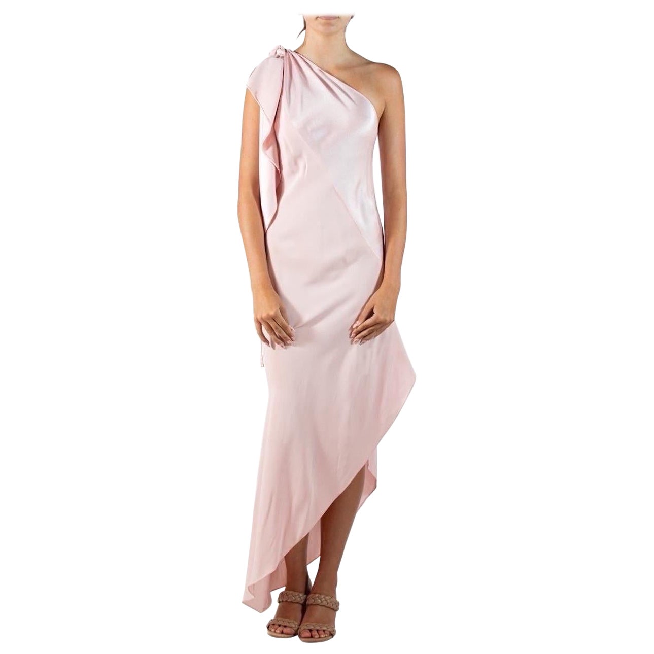 Abito monospalla in raso di Halston degli anni '70, di colore rosa bicolore, tagliato in sbieco, con schiena in crepe di seta.