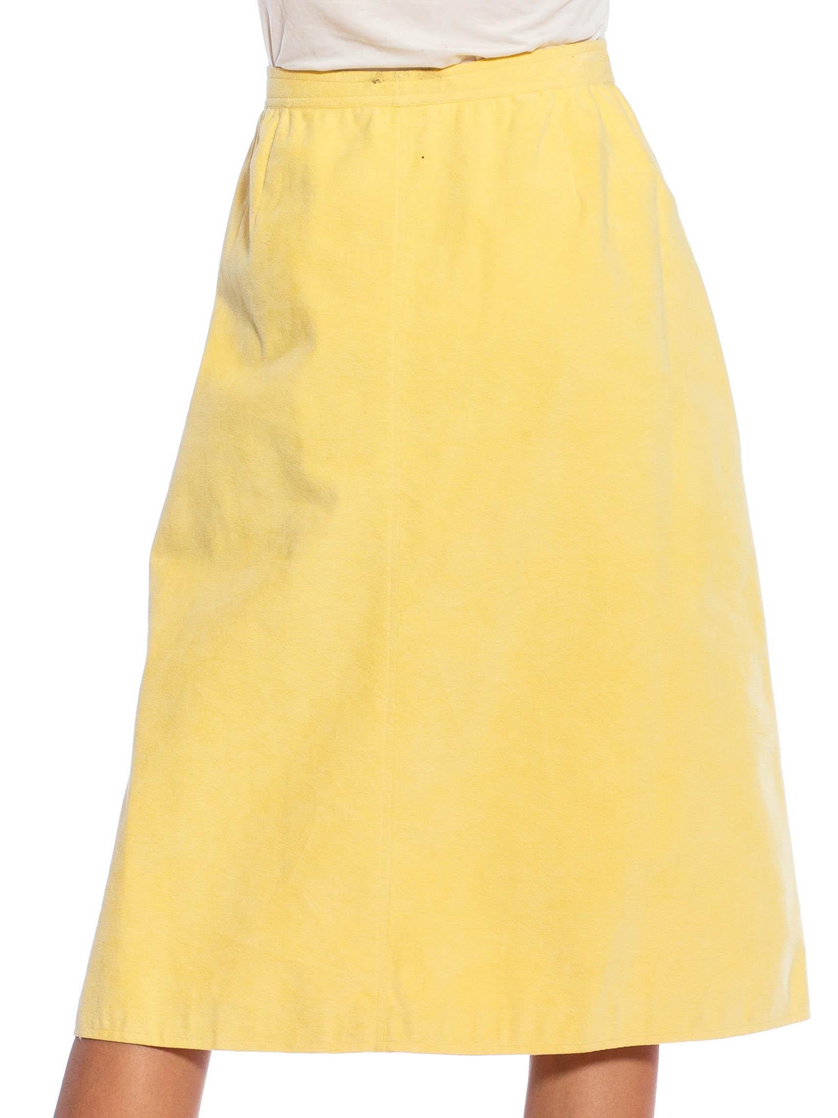 1970S HALSTON Butter Yellow Poly Blend Ultrasuede Skirt With Pockets In Excellent Condition In New York, NY
