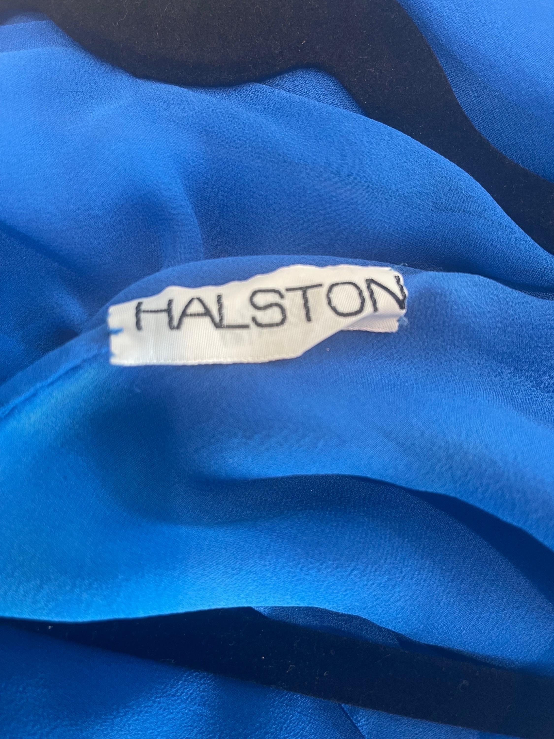 Wunderschöne Vintage 70s HALSTON Couture cerulean blau Seide Chiffon Göttin Kleid ! Wird einfach über den Kopf gestülpt. Es besteht aus mehreren Lagen feinstem Seidenchiffon, der mit dem Wind und der Bewegung fließt. Ein kultiges, museumswürdiges