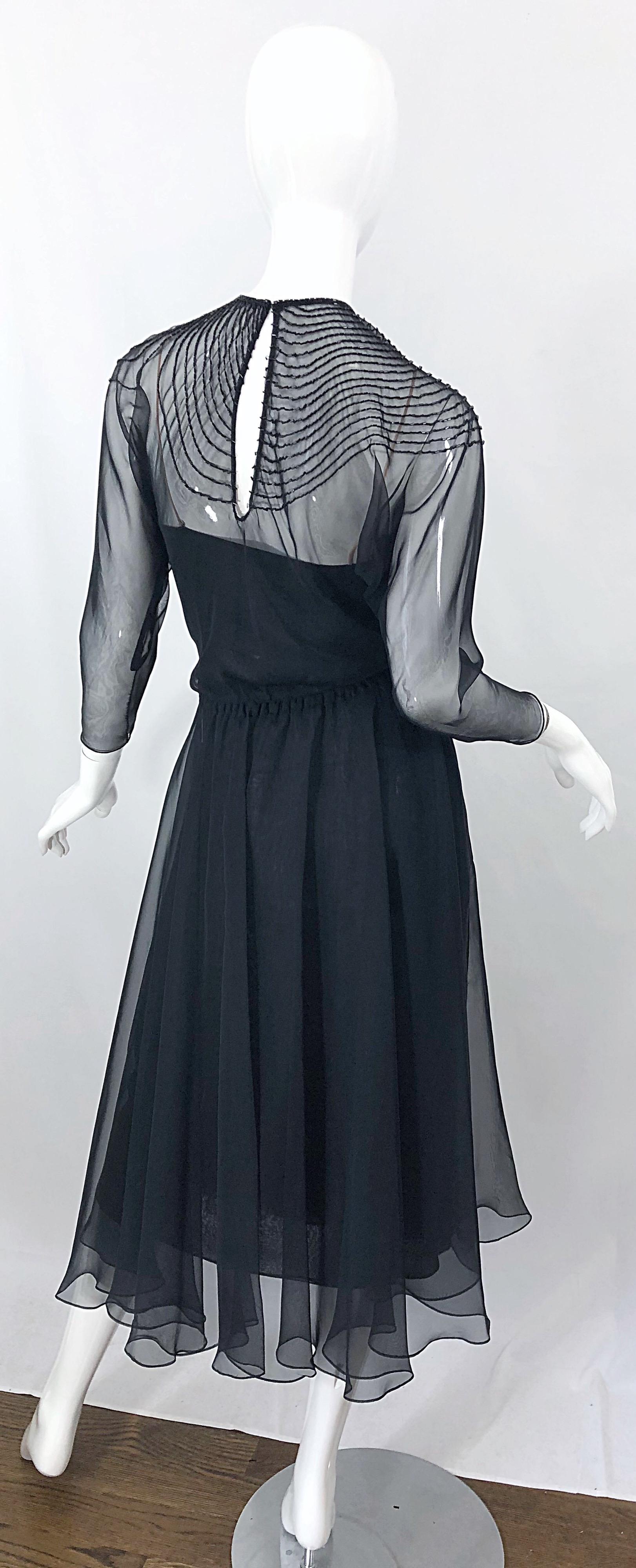 Exceptionnel Vintage 70s Halston Couture robe en mousseline de soie noire perlée et ceinture ou foulard ! Comprend une robe de chambre séparée en mousseline de soie noire avec trois couches de mousseline et des bretelles nude. Le slip pourrait en
