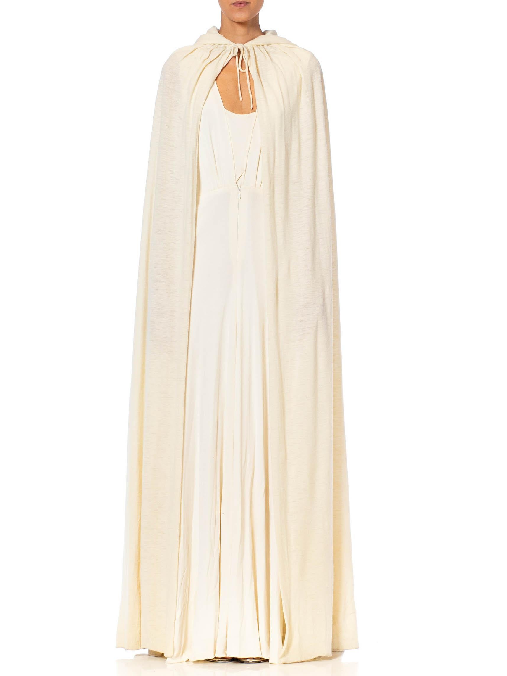 1970er Halston Cremefarbenes Kleid aus Seidenjersey mit tiefem Ausschnitt mit Angora & Kaschmir K (Weiß) im Angebot