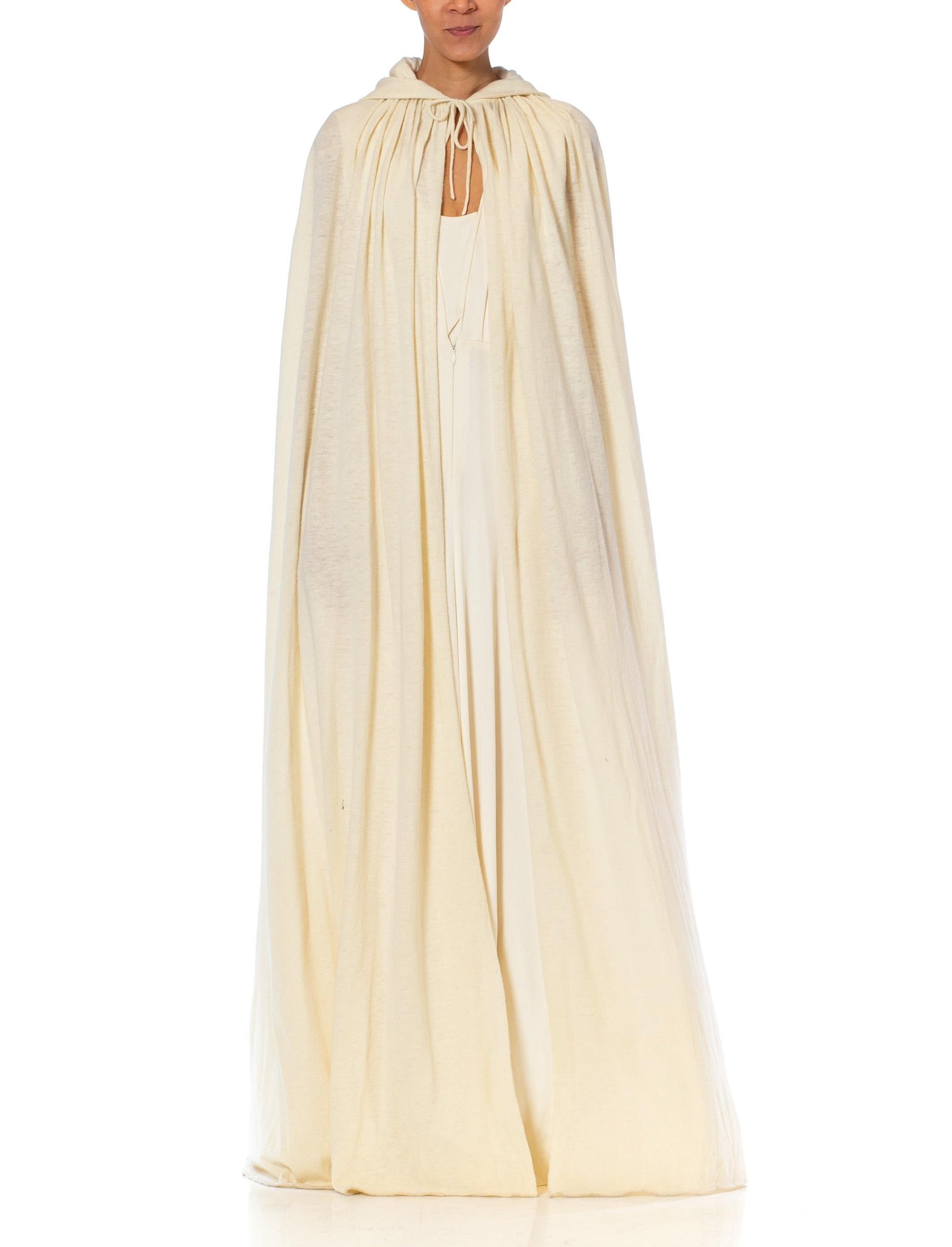 1970er Halston Cremefarbenes Kleid aus Seidenjersey mit tiefem Ausschnitt mit Angora & Kaschmir K im Zustand „Hervorragend“ im Angebot in New York, NY