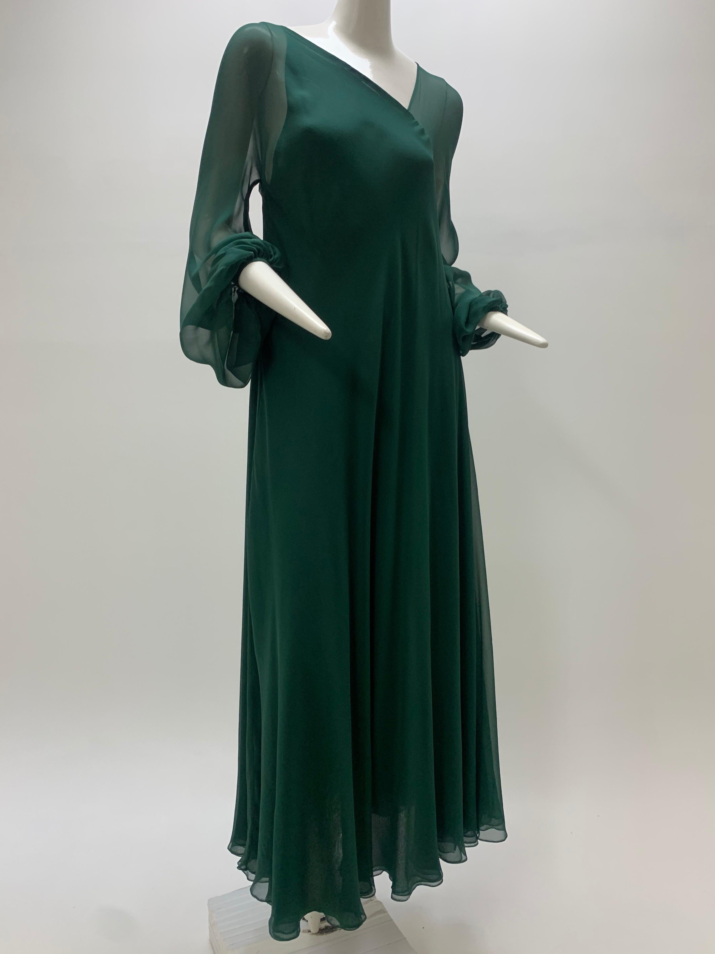 1970er Jahre Halston Waldgrünes asymmetrisches Maxikleid aus Seidenchiffon mit mehrlagigem Schrägschnitt im Angebot 10