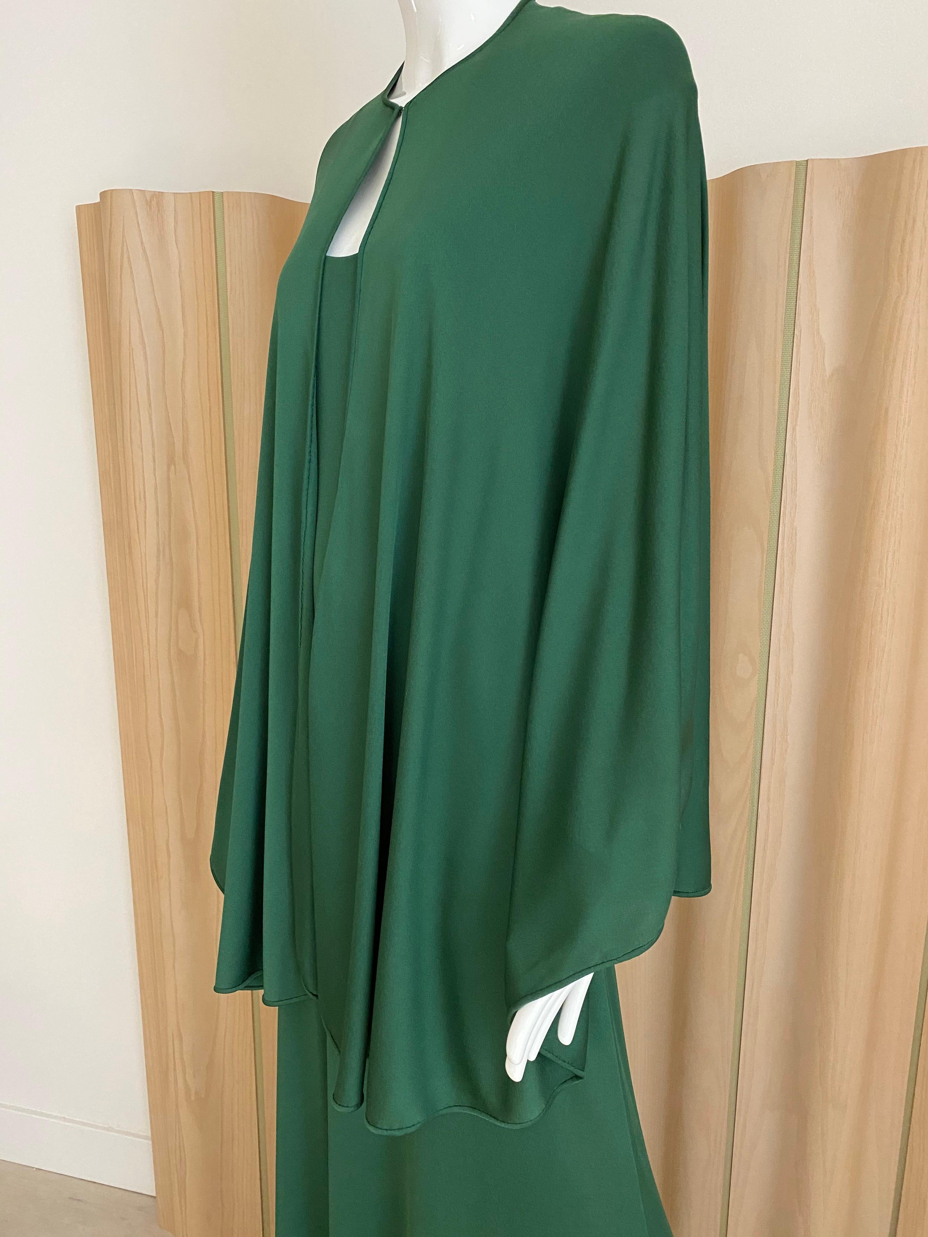 1970er Halston Grünes ärmelloses Kleid aus mattem Jersey mit Umhang im Angebot 3