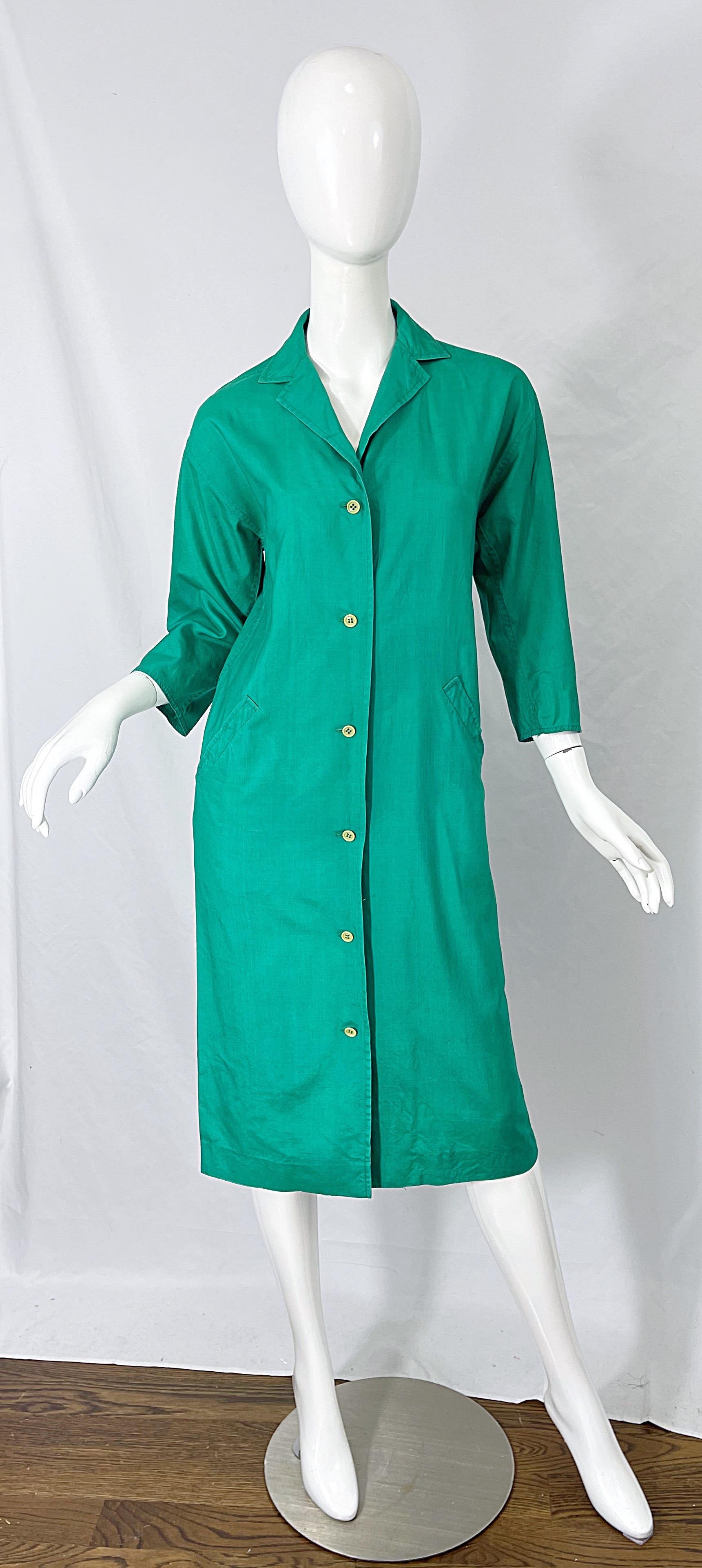 Chic classic 1970s HALSTON 3/4 sleeves silk shirt dress ! Buttons up the front. Pockets at each side of the waist. The perfect dress for anytime of year. Very well made with heavy attention to details. Can easily be dressed up or down, belted or