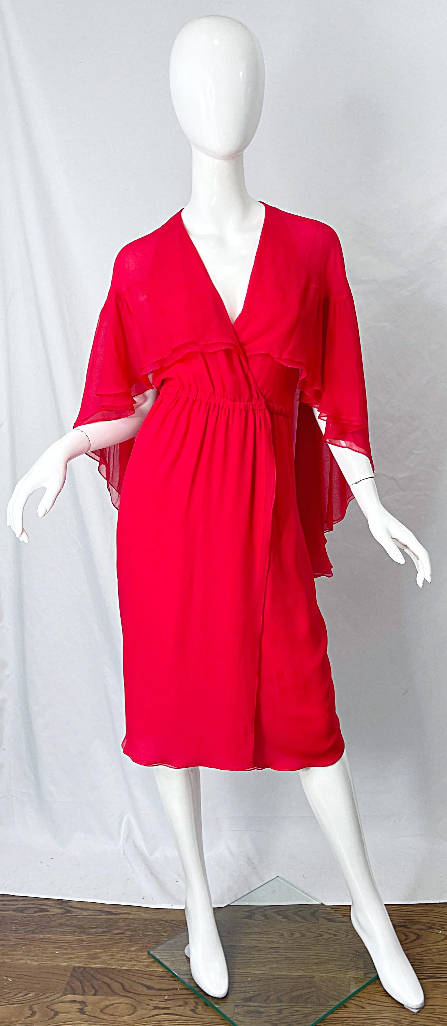 Erstaunlich 1970er HALSTON Lippenstift rot Seide Chiffon-Kleid mit angehängten Umhang ! Wickeltasche mit innenliegendem Druckknopf und zwei Haken-Ösen-Verschlüssen sowie elastischem Bund. Drei Lagen des luxuriösesten Chiffons. Perfekt für jede