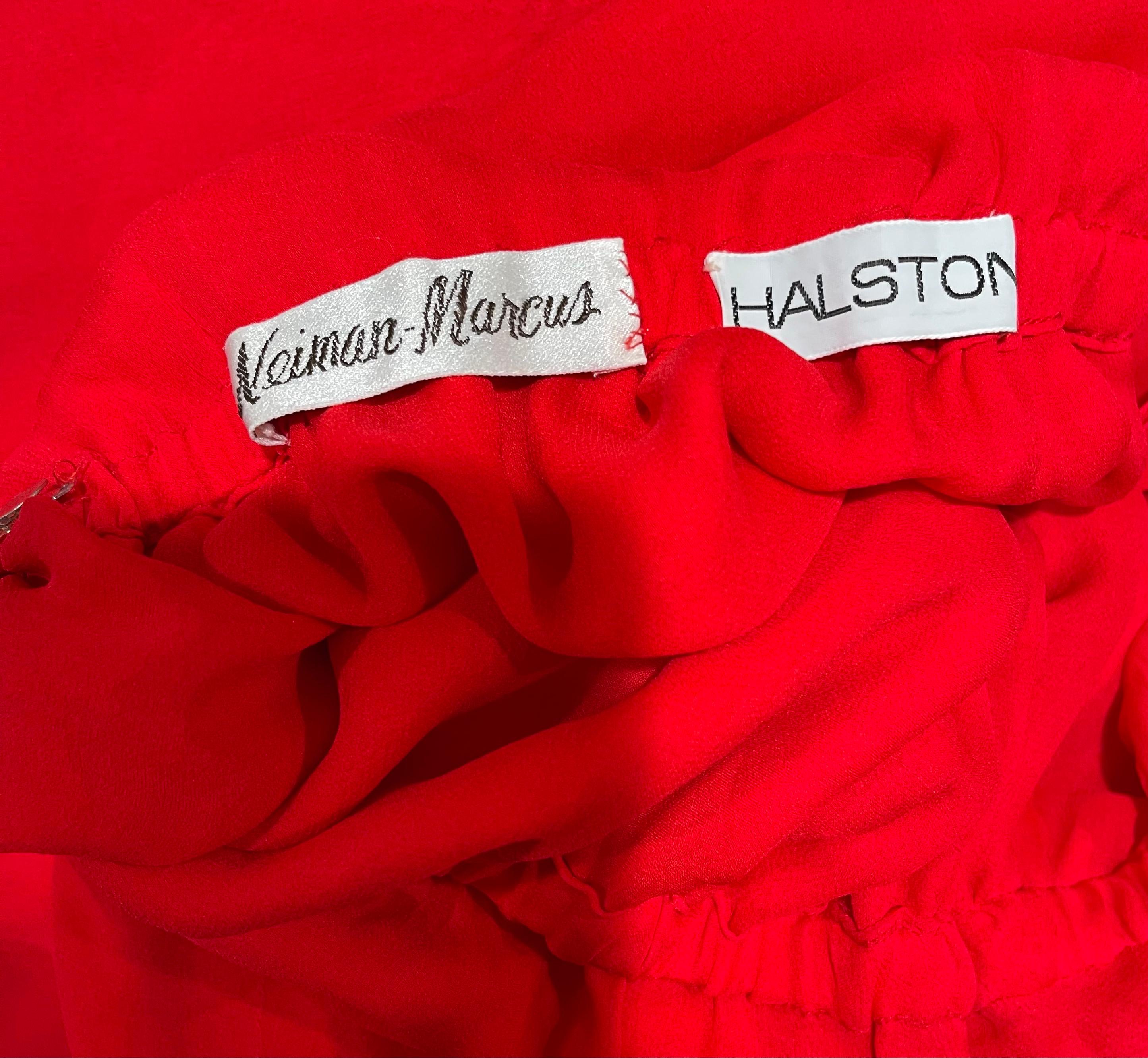 1970er Halston 70er Jahre Vintage 70er Jahre Wickel-Umhangkleid, Lippenstift Rot Seide Chiffon im Zustand „Hervorragend“ im Angebot in San Diego, CA