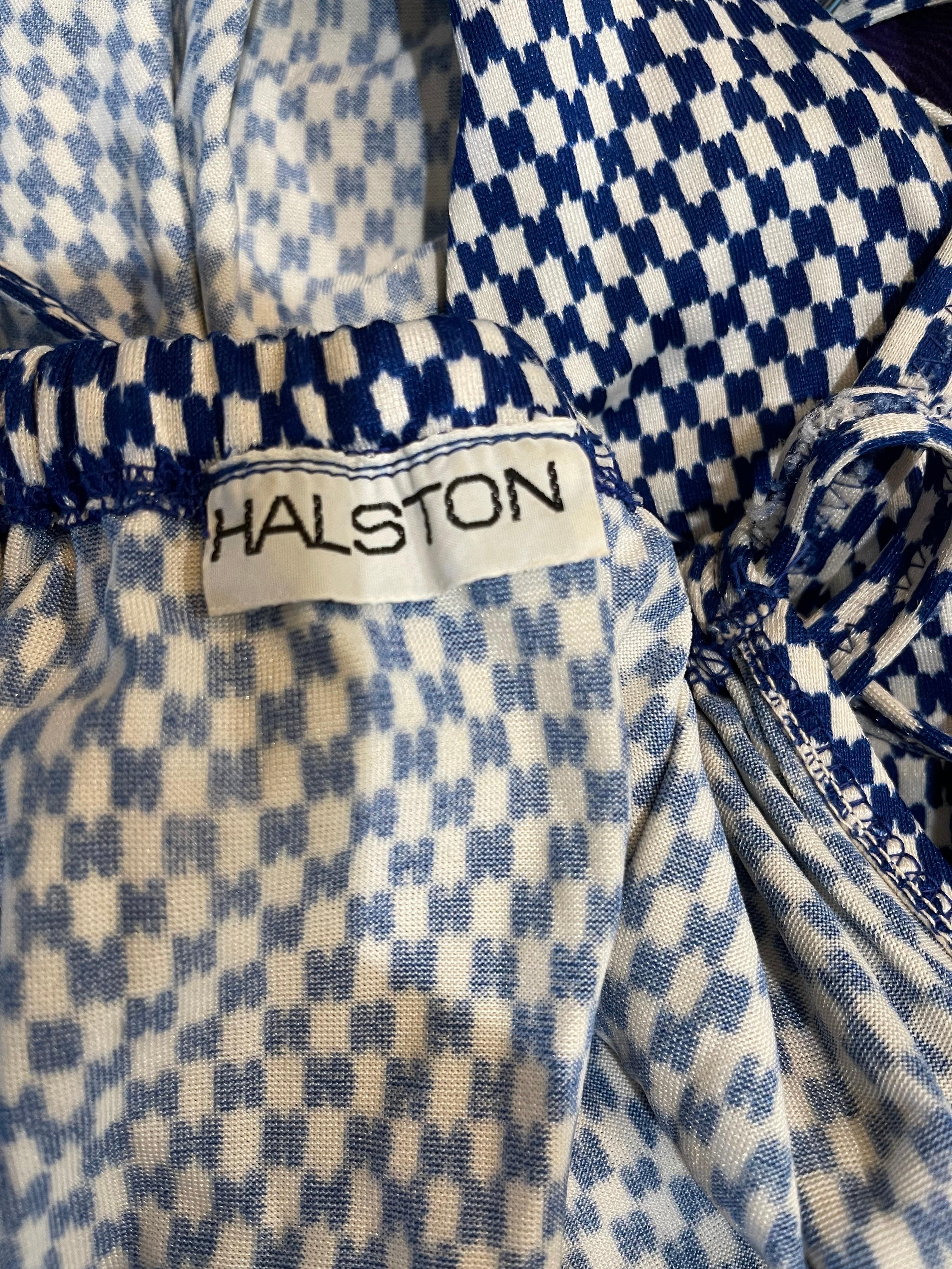 1970er Halston Logo Print Blau Weiß Vintage 70s Wrap One Piece Badeanzug (Violett) im Angebot