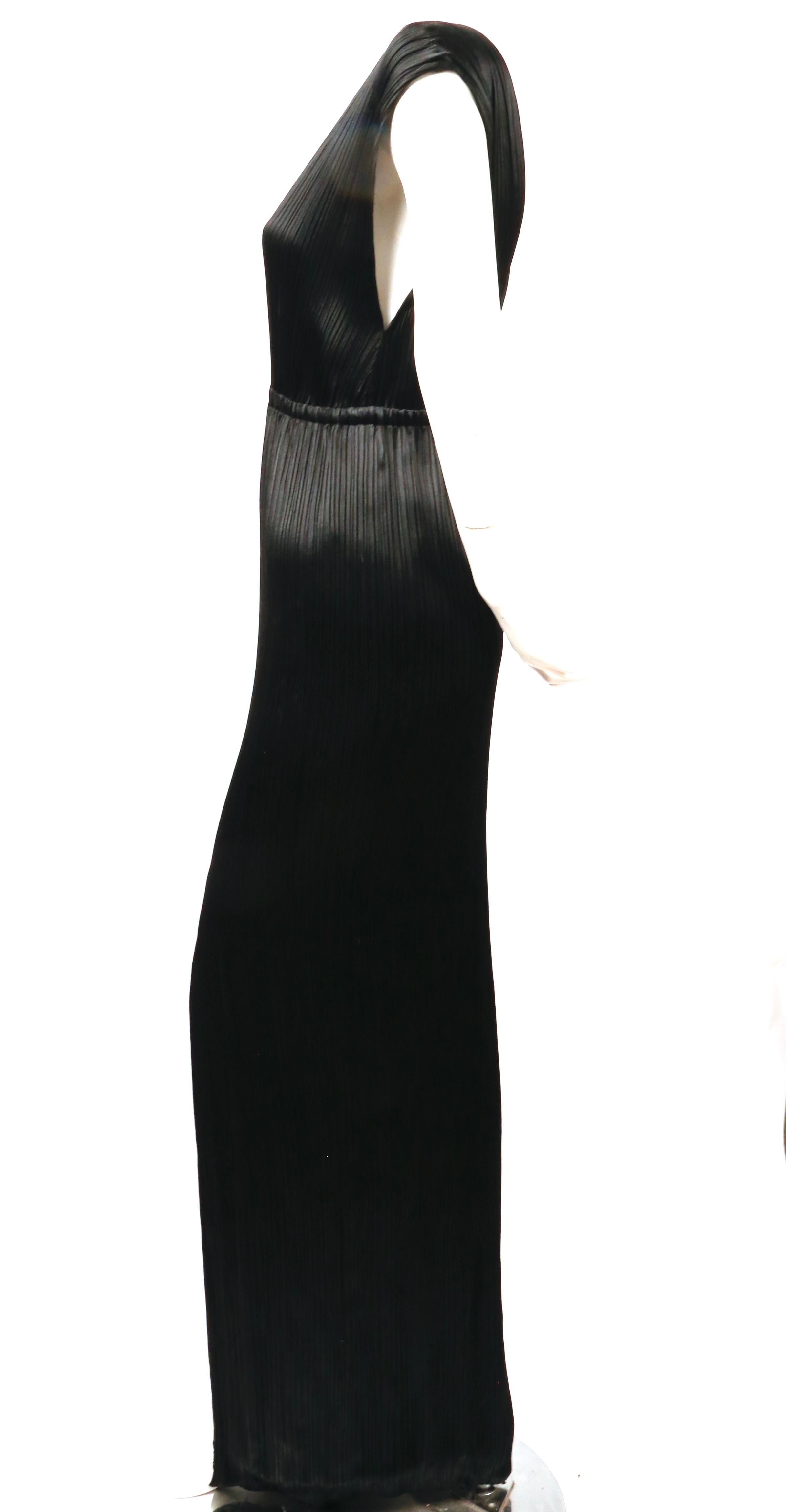 Schwarzes HALSTON-Kleid mit Mikrofalten aus den 1970er Jahren und tiefem V 3