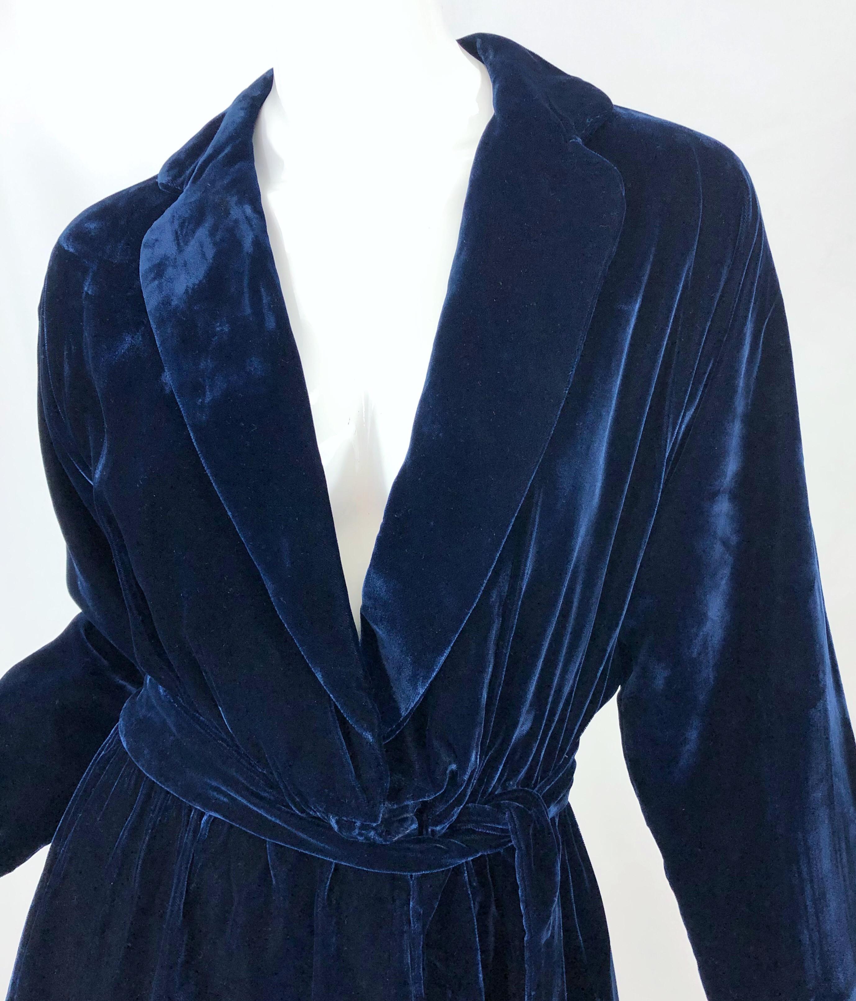 1970er Halston Midnight Marineblau Seide Samt Vintage 70er Jahre Plunge Faux Wrap Kleid (Schwarz) im Angebot
