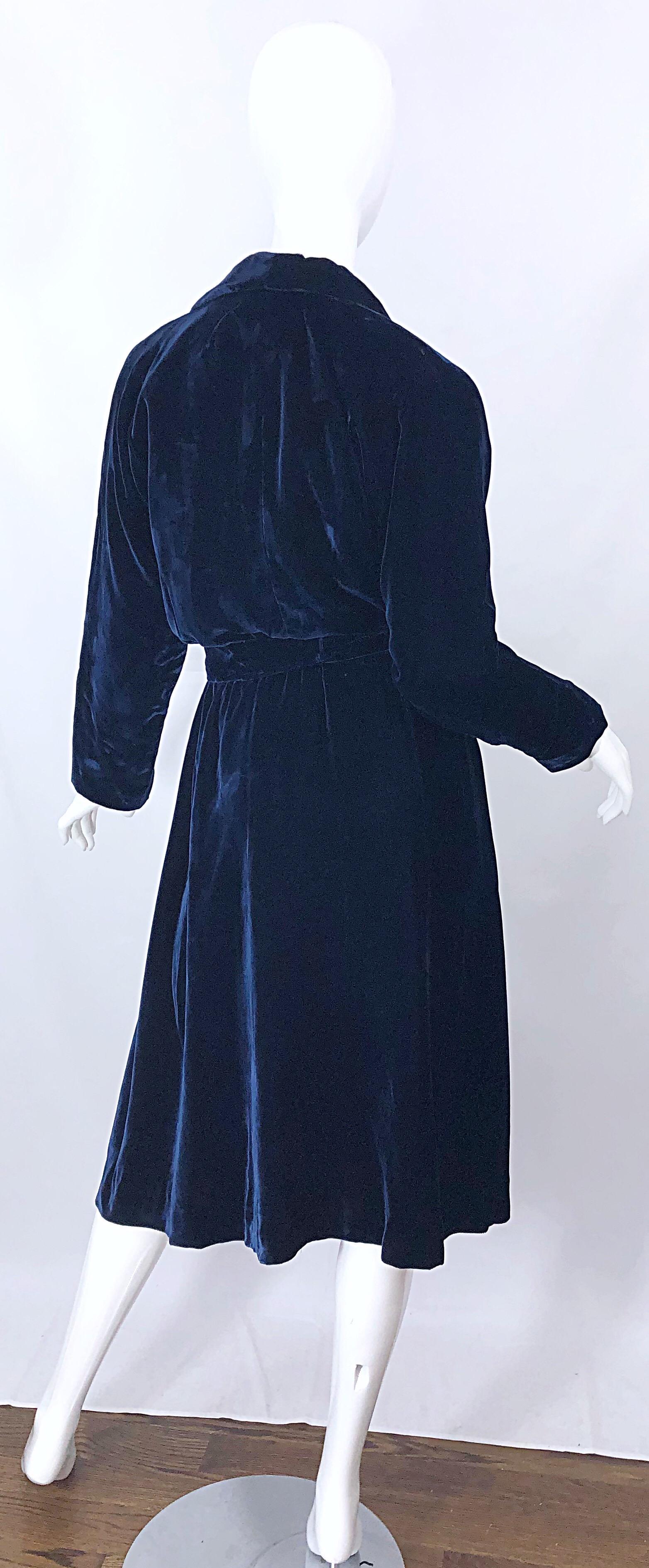 1970er Halston Midnight Marineblau Seide Samt Vintage 70er Jahre Plunge Faux Wrap Kleid im Zustand „Hervorragend“ im Angebot in San Diego, CA
