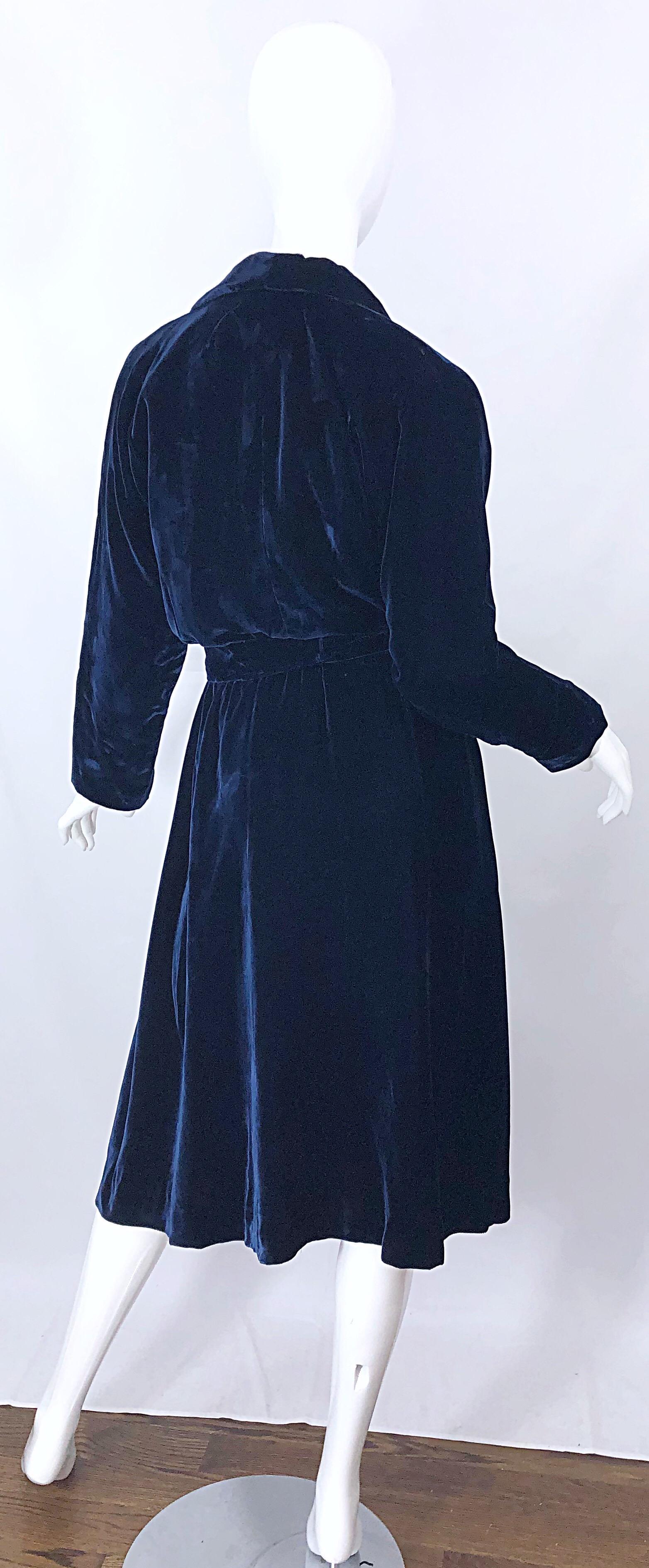 1970s Halston Medianoche Azul Marino Seda Terciopelo Vintage 70s Plunge Faux Wrap Dress en Excelente estado para la venta en San Diego, CA