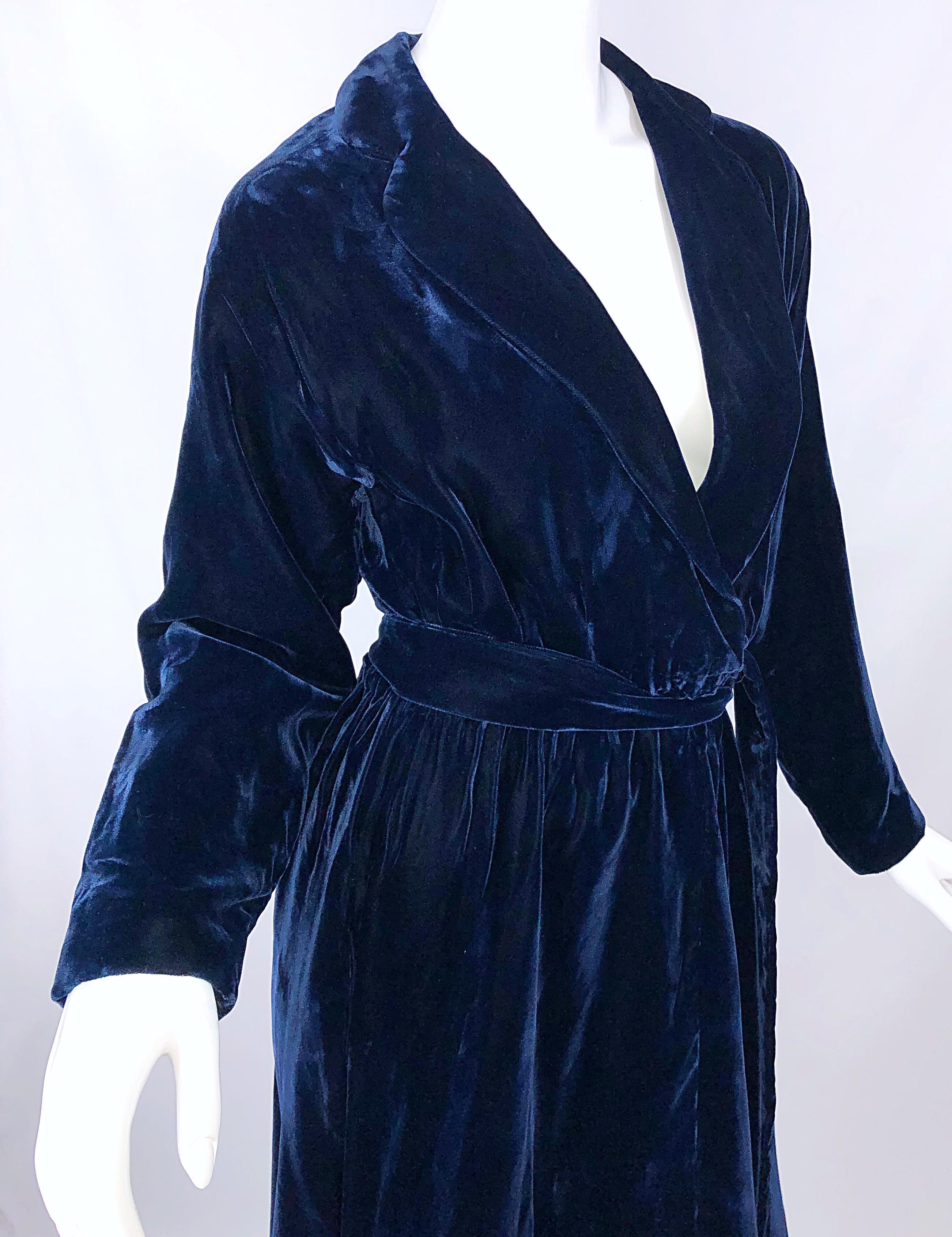 De las mujeres 1970s Halston Medianoche Azul Marino Seda Terciopelo Vintage 70s Plunge Faux Wrap Dress en venta
