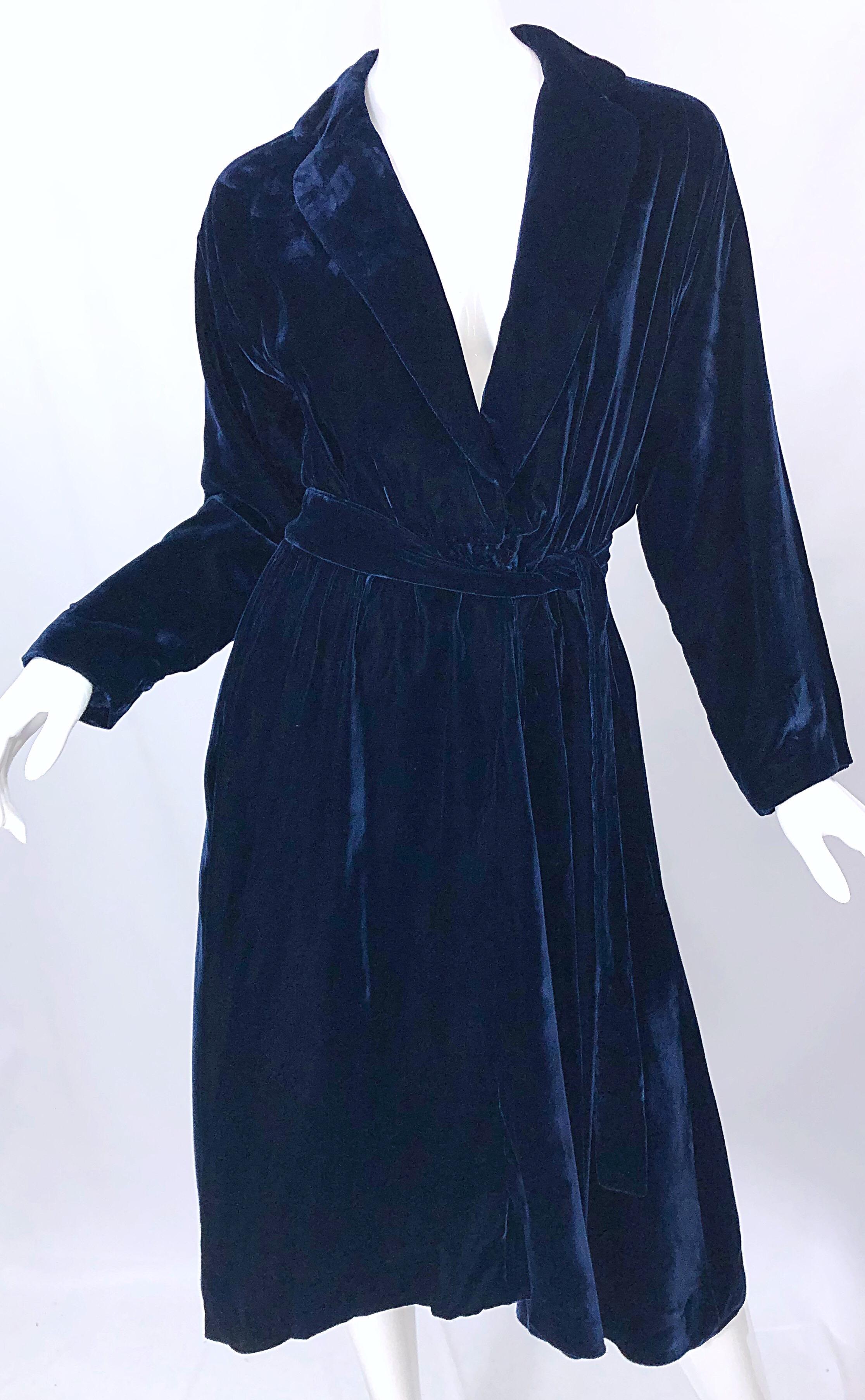 1970s Halston Medianoche Azul Marino Seda Terciopelo Vintage 70s Plunge Faux Wrap Dress en venta 1