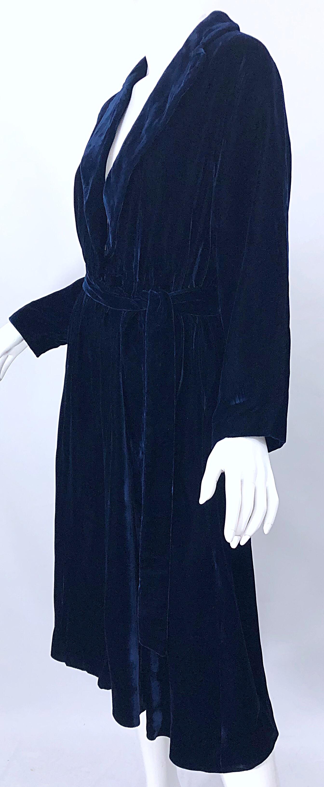 1970er Halston Midnight Marineblau Seide Samt Vintage 70er Jahre Plunge Faux Wrap Kleid im Angebot 3