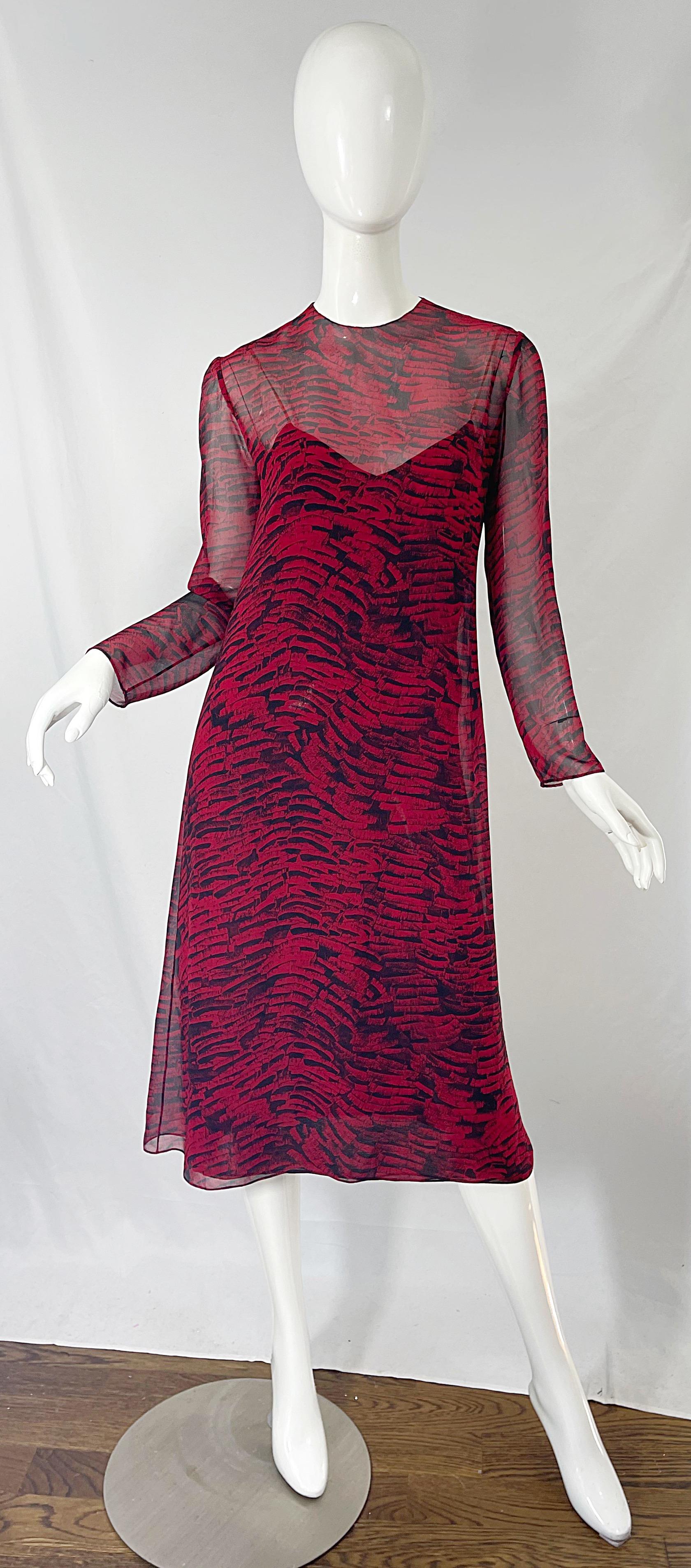 1970er Halston Rot + Schwarz Abstrakt Tierdruck Drei Stück 70er Jahre Kleid Ensemble im Angebot 6