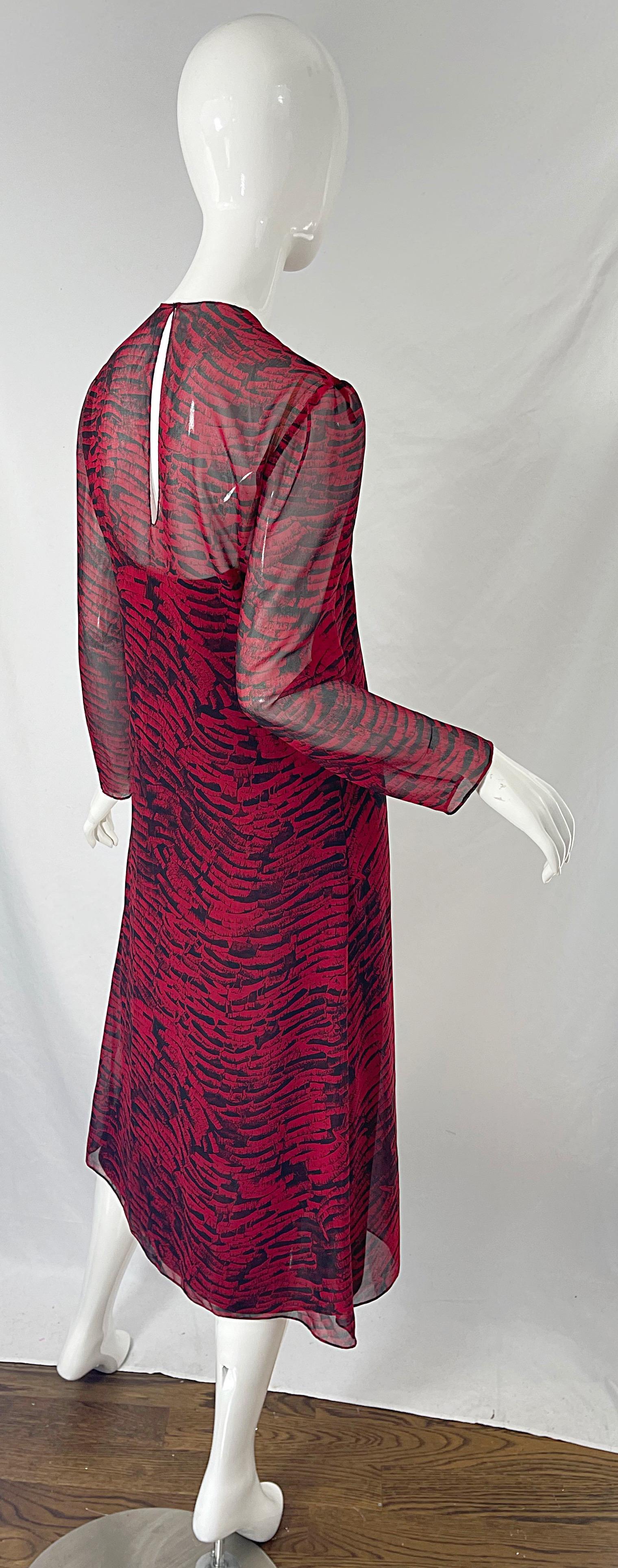 1970er Halston Rot + Schwarz Abstrakt Tierdruck Drei Stück 70er Jahre Kleid Ensemble im Angebot 7