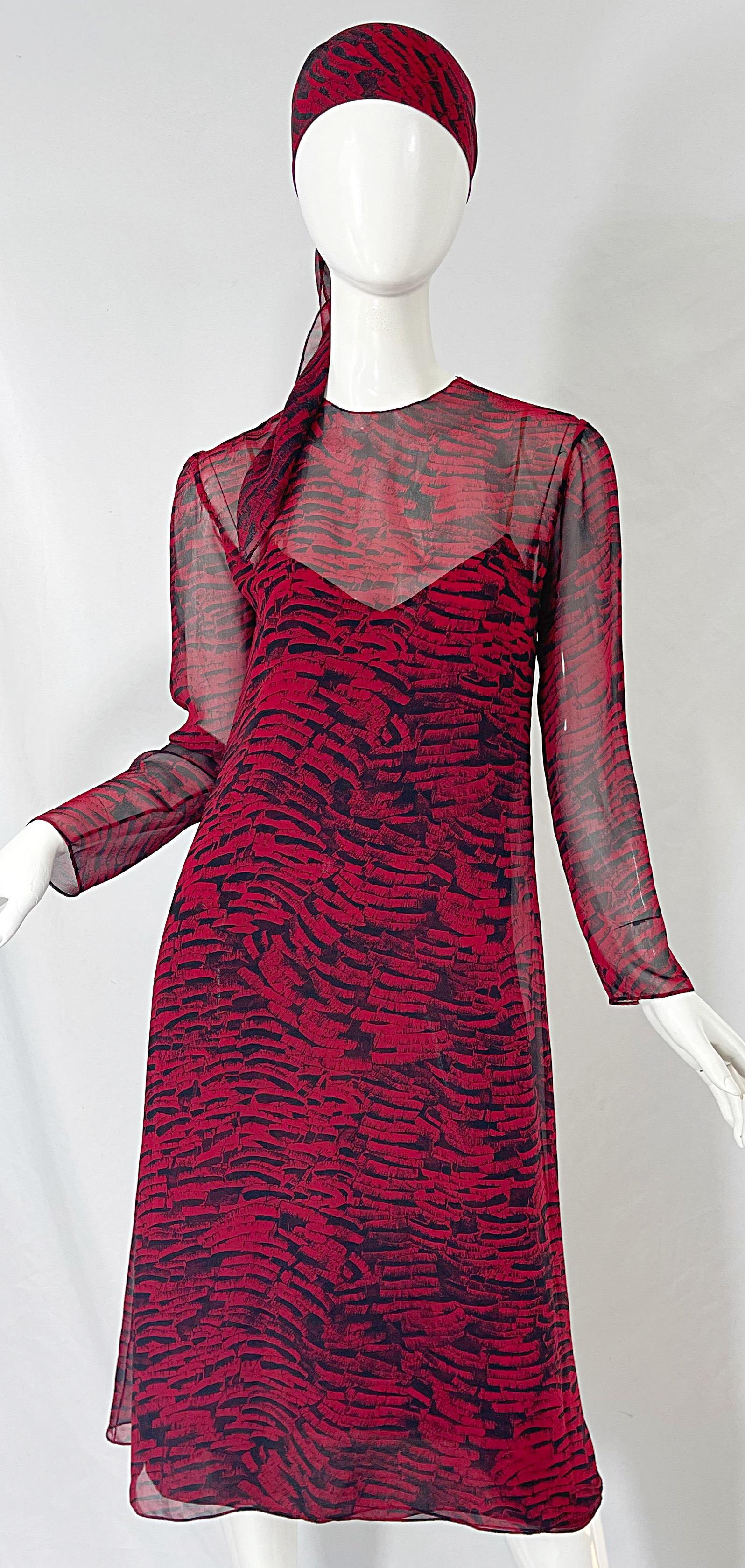 1970er Halston Rot + Schwarz Abstrakt Tierdruck Drei Stück 70er Jahre Kleid Ensemble im Angebot 8