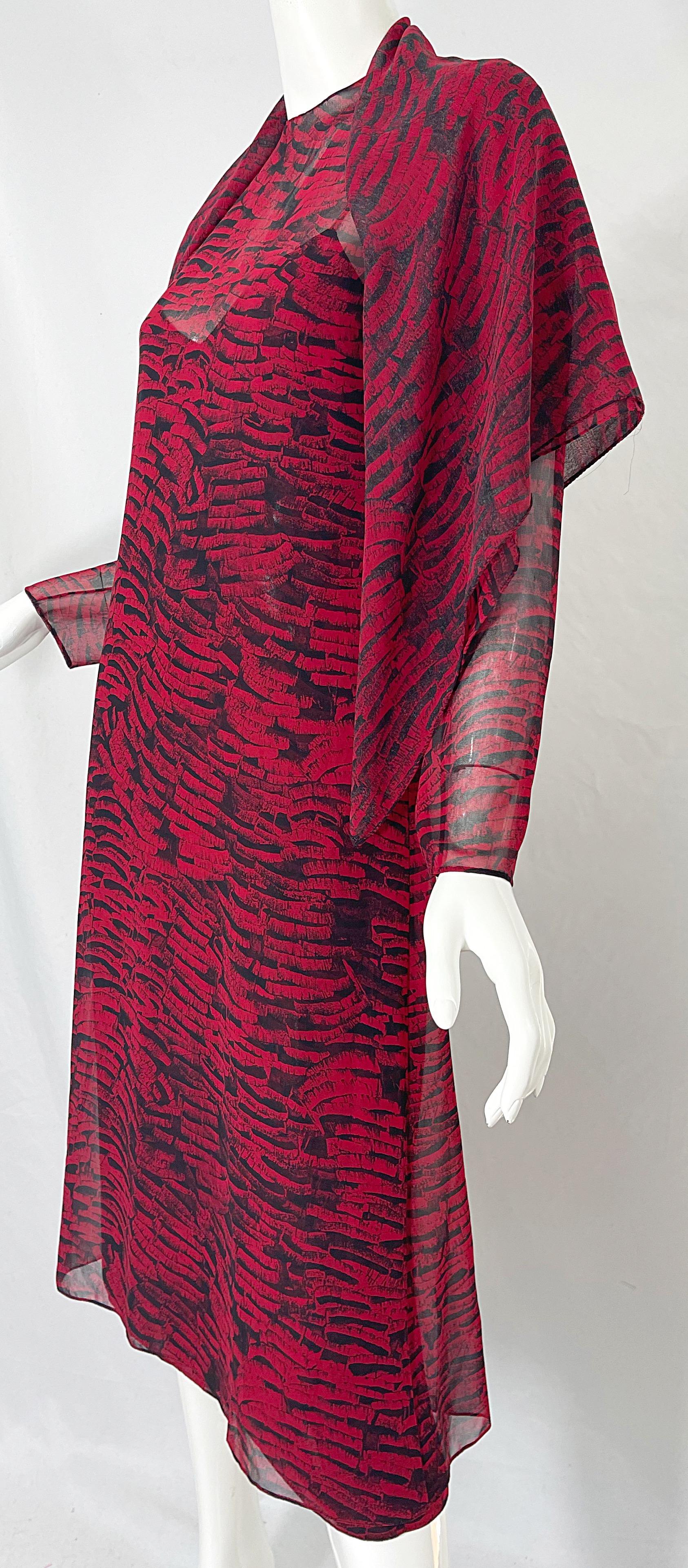 1970er Halston Rot + Schwarz Abstrakt Tierdruck Drei Stück 70er Jahre Kleid Ensemble im Angebot 9