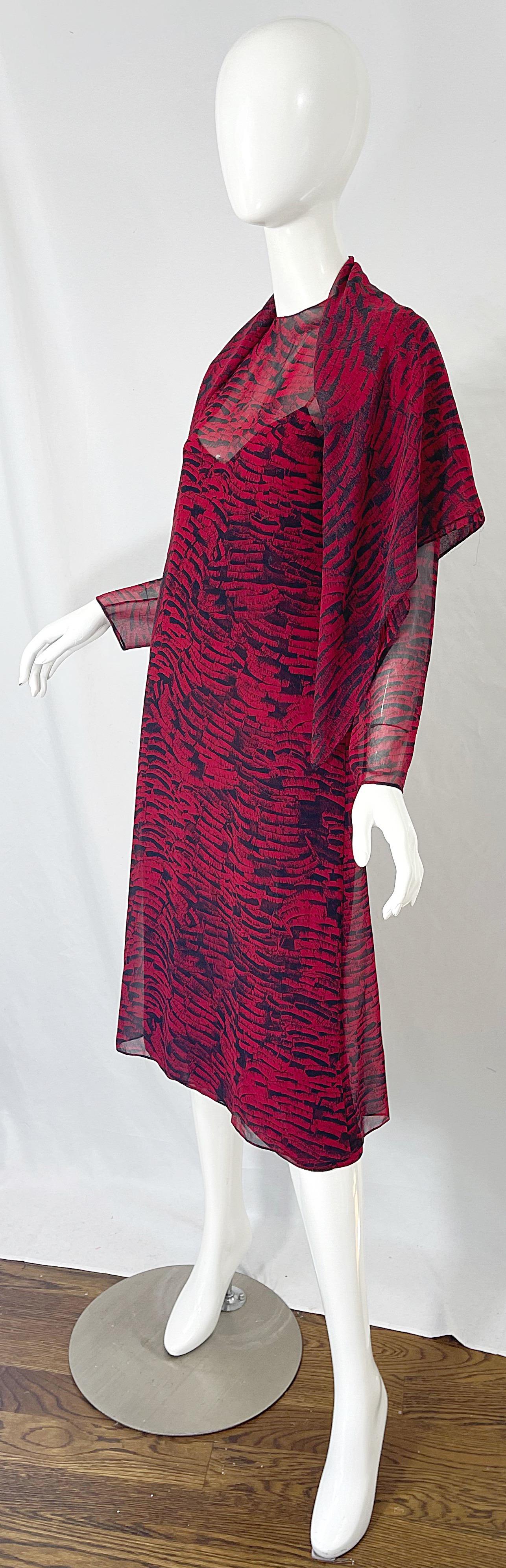 1970er Halston Rot + Schwarz Abstrakt Tierdruck Drei Stück 70er Jahre Kleid Ensemble im Angebot 11