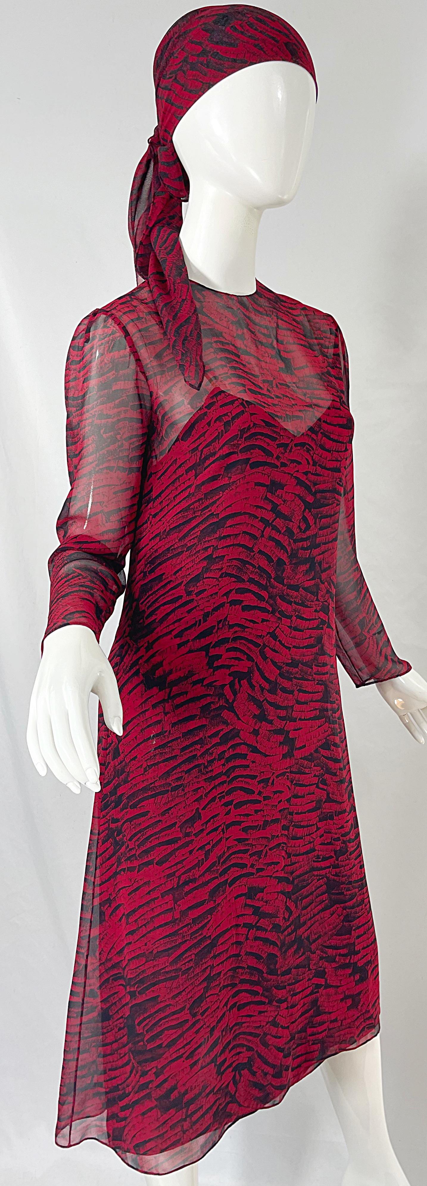1970er Halston Rot + Schwarz Abstrakt Tierdruck Drei Stück 70er Jahre Kleid Ensemble im Angebot 13