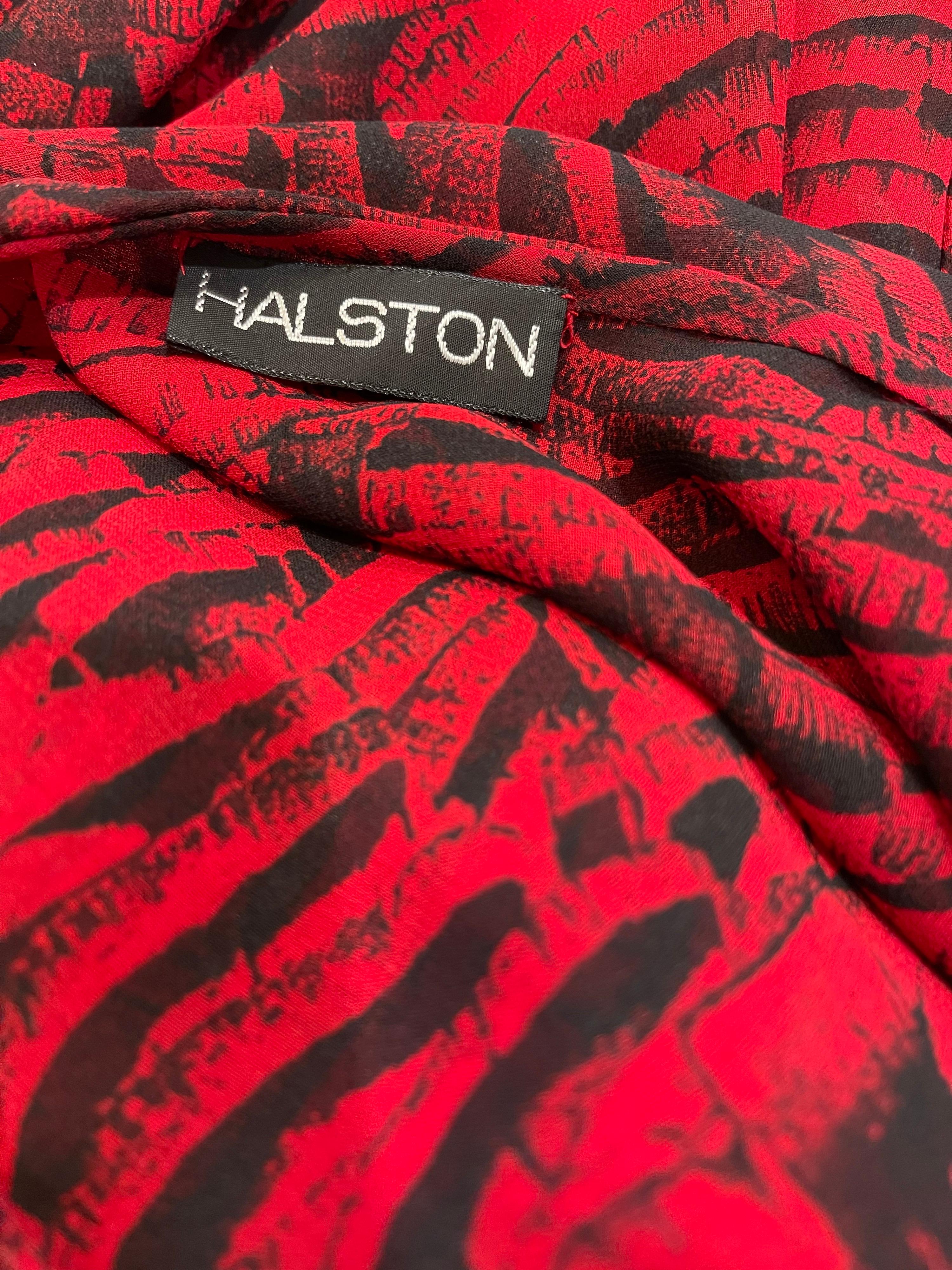Fabuleuse robe trois pièces vintage des années 70 de Halston Couture en mousseline de soie rouge et noire à imprimé animalier abstrait ! Cette robe comporte deux couches de mousseline de soie semi transparente et des bretelles en soie nude. La robe