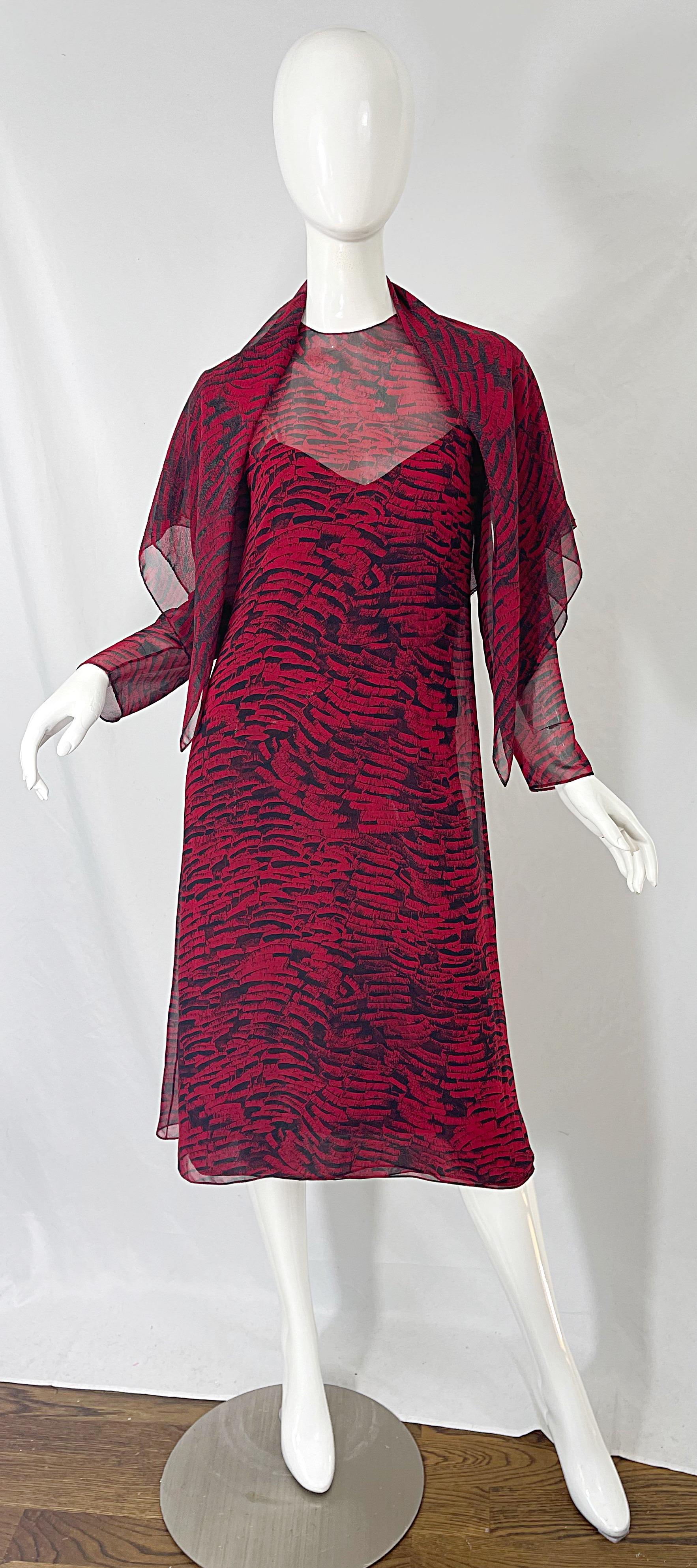 1970er Halston Rot + Schwarz Abstrakt Tierdruck Drei Stück 70er Jahre Kleid Ensemble (Braun) im Angebot