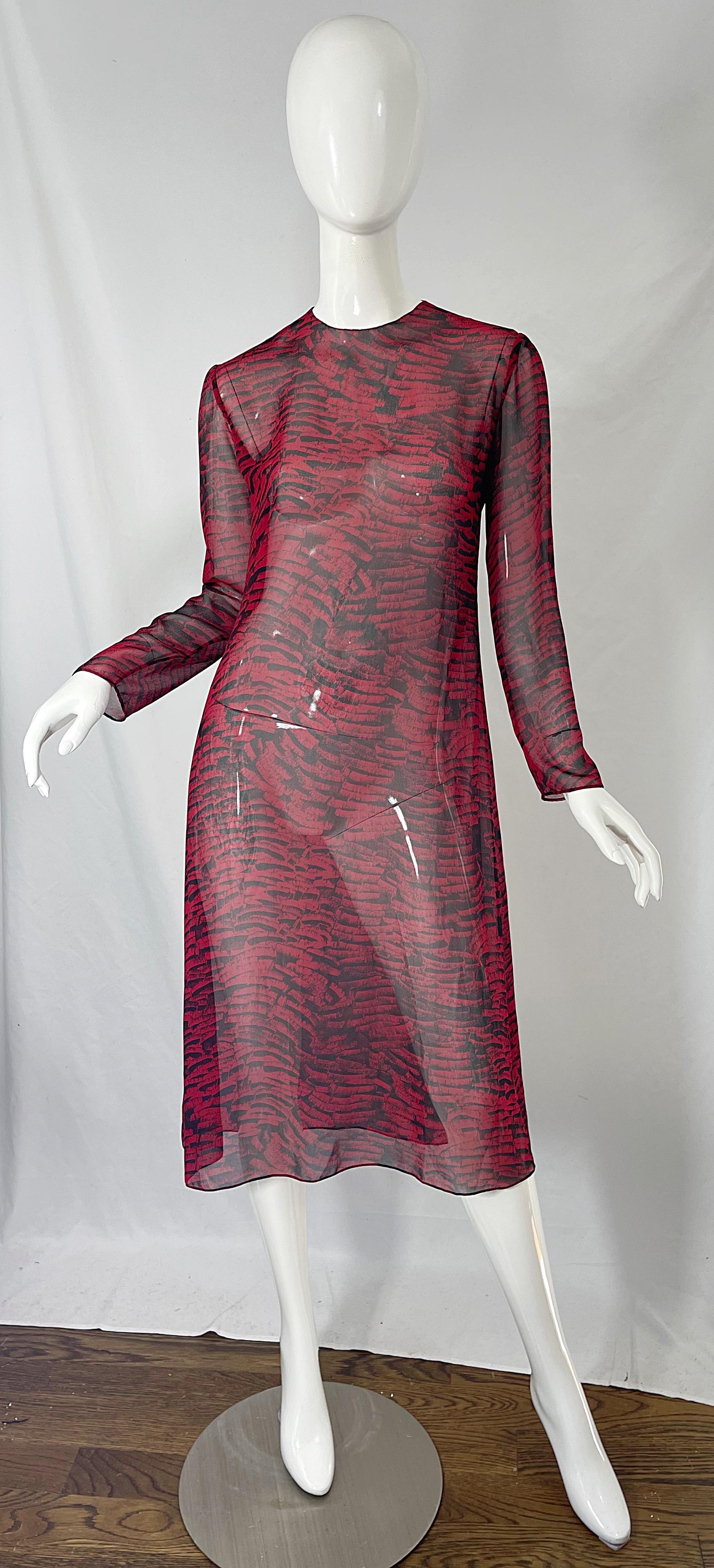 1970er Halston Rot + Schwarz Abstrakt Tierdruck Drei Stück 70er Jahre Kleid Ensemble im Angebot 1