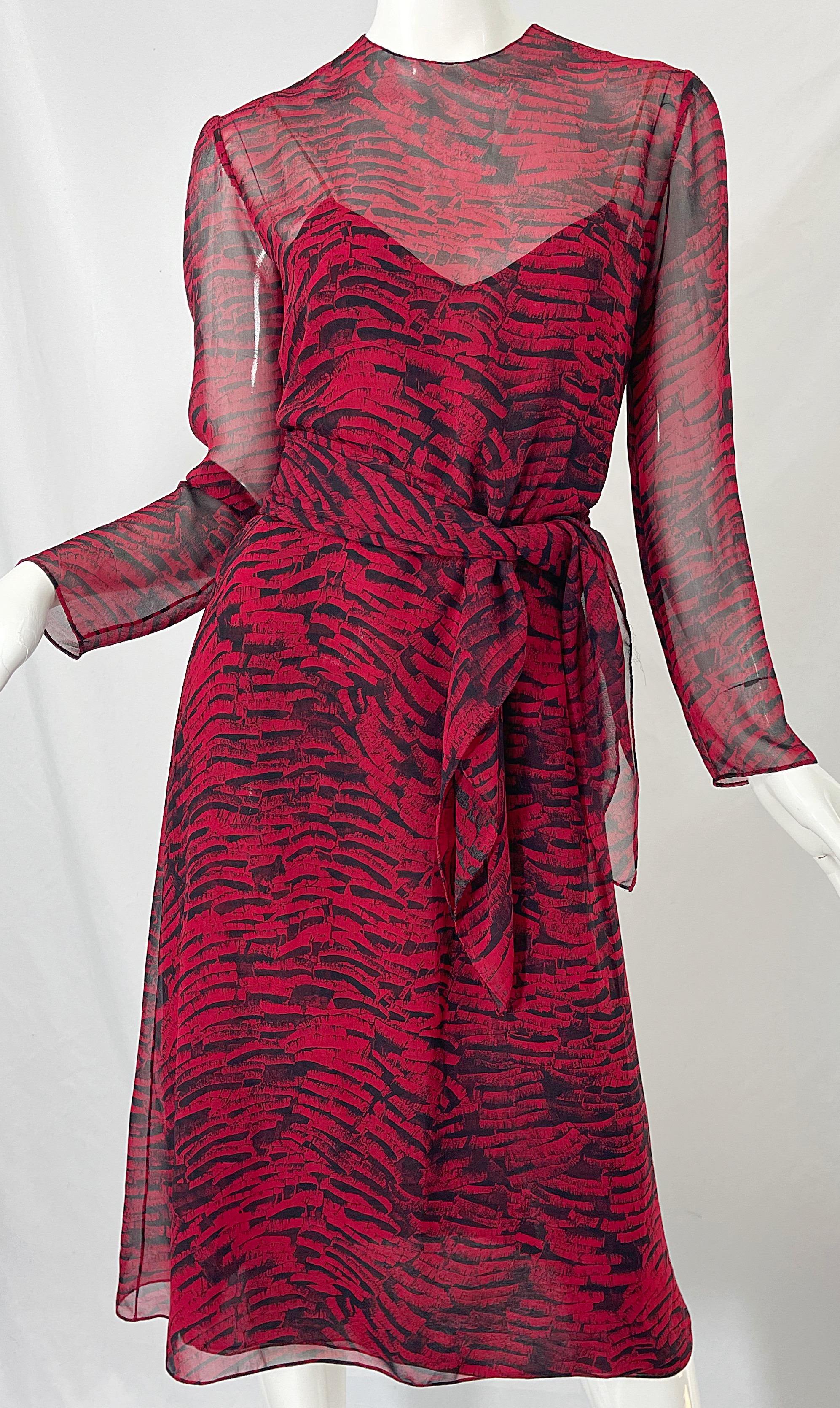 1970er Halston Rot + Schwarz Abstrakt Tierdruck Drei Stück 70er Jahre Kleid Ensemble im Angebot 3