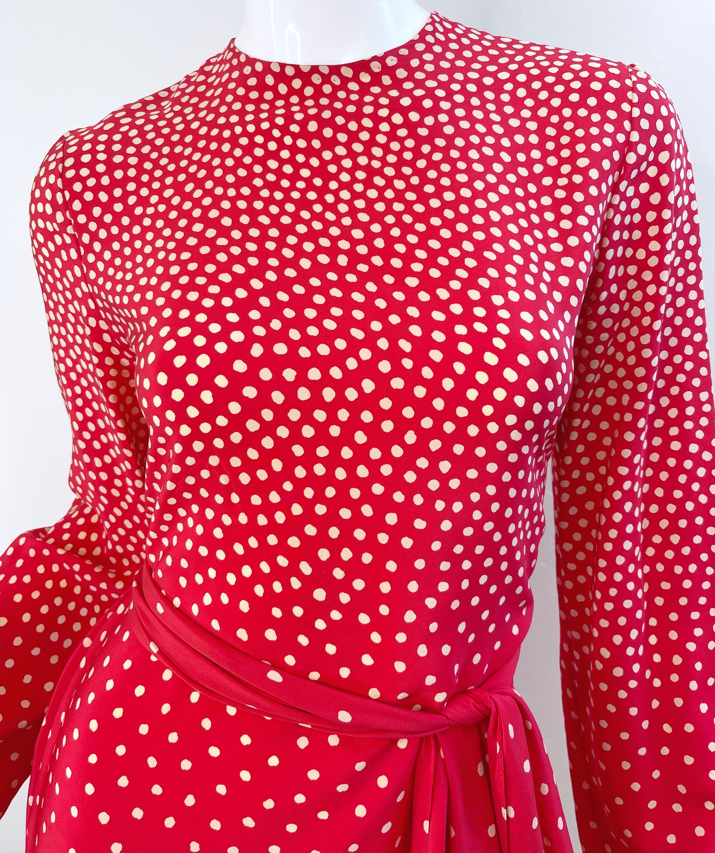 1970er Halston Rot + Elfenbein Weiß Seide Lange Glocke Ärmel Vintage 70s Kleid + Schärpe im Angebot 6