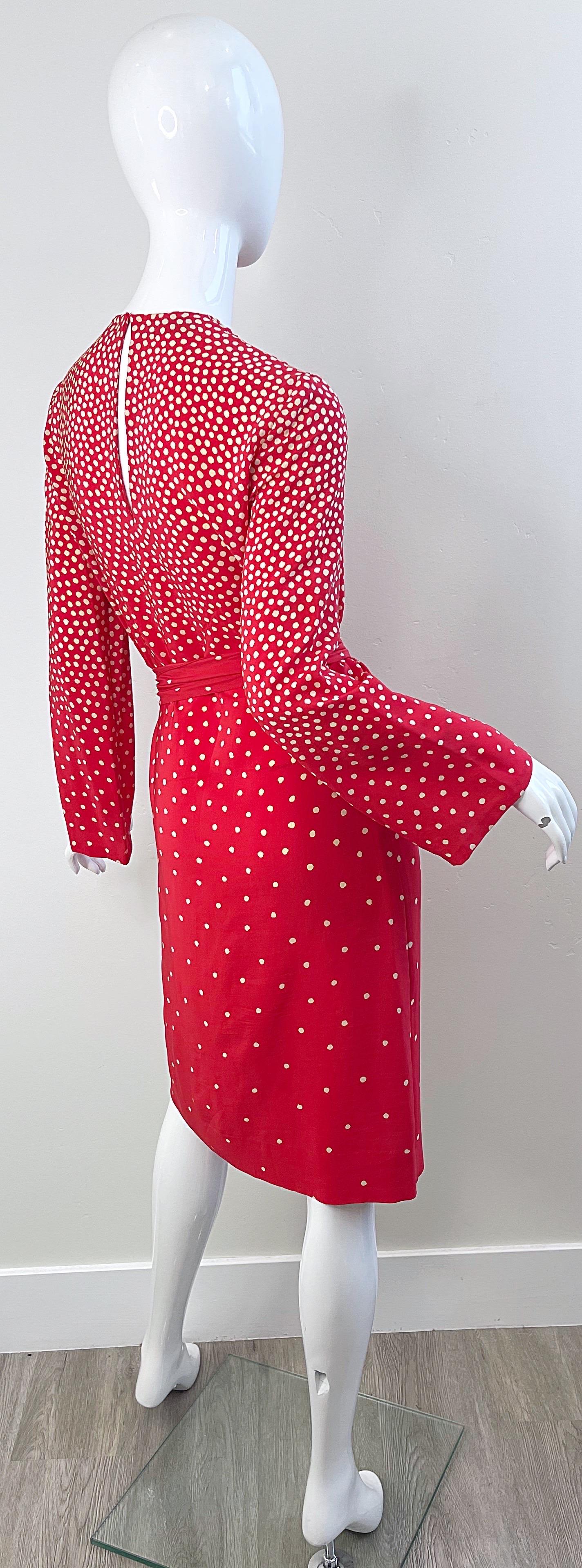 1970er Halston Rot + Elfenbein Weiß Seide Lange Glocke Ärmel Vintage 70s Kleid + Schärpe im Angebot 7