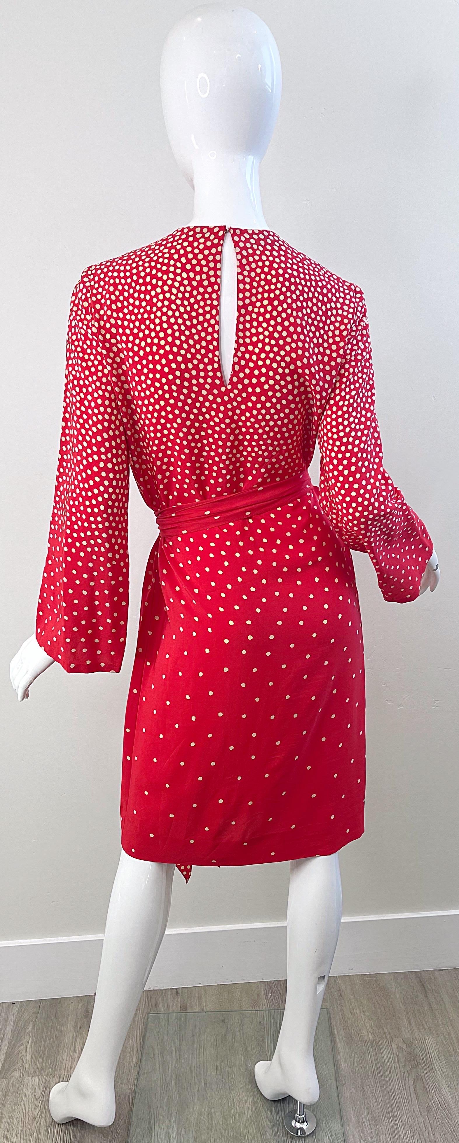 1970er Halston Rot + Elfenbein Weiß Seide Lange Glocke Ärmel Vintage 70s Kleid + Schärpe im Angebot 8